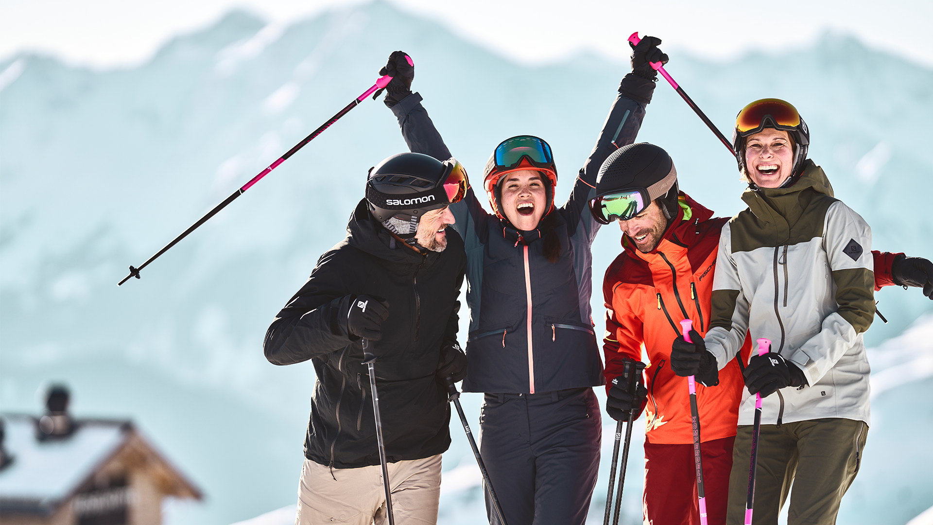 Een groep heeft plezier tijdens het skiën.