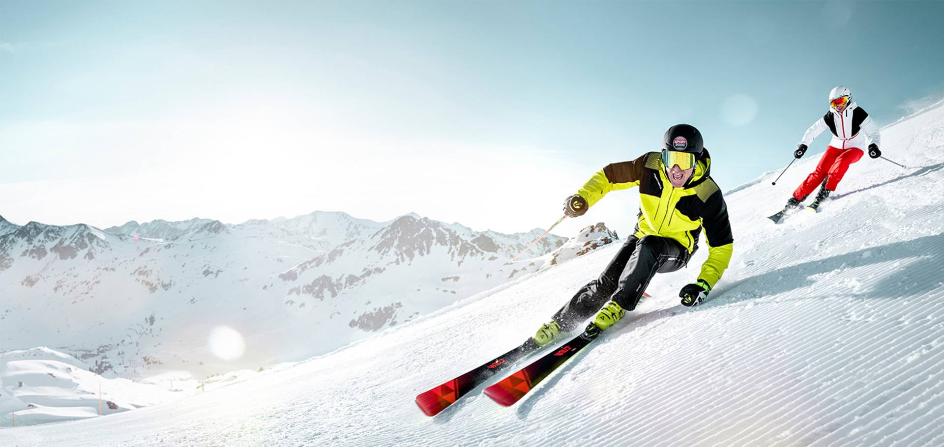 Twee skiërs carven over de piste.