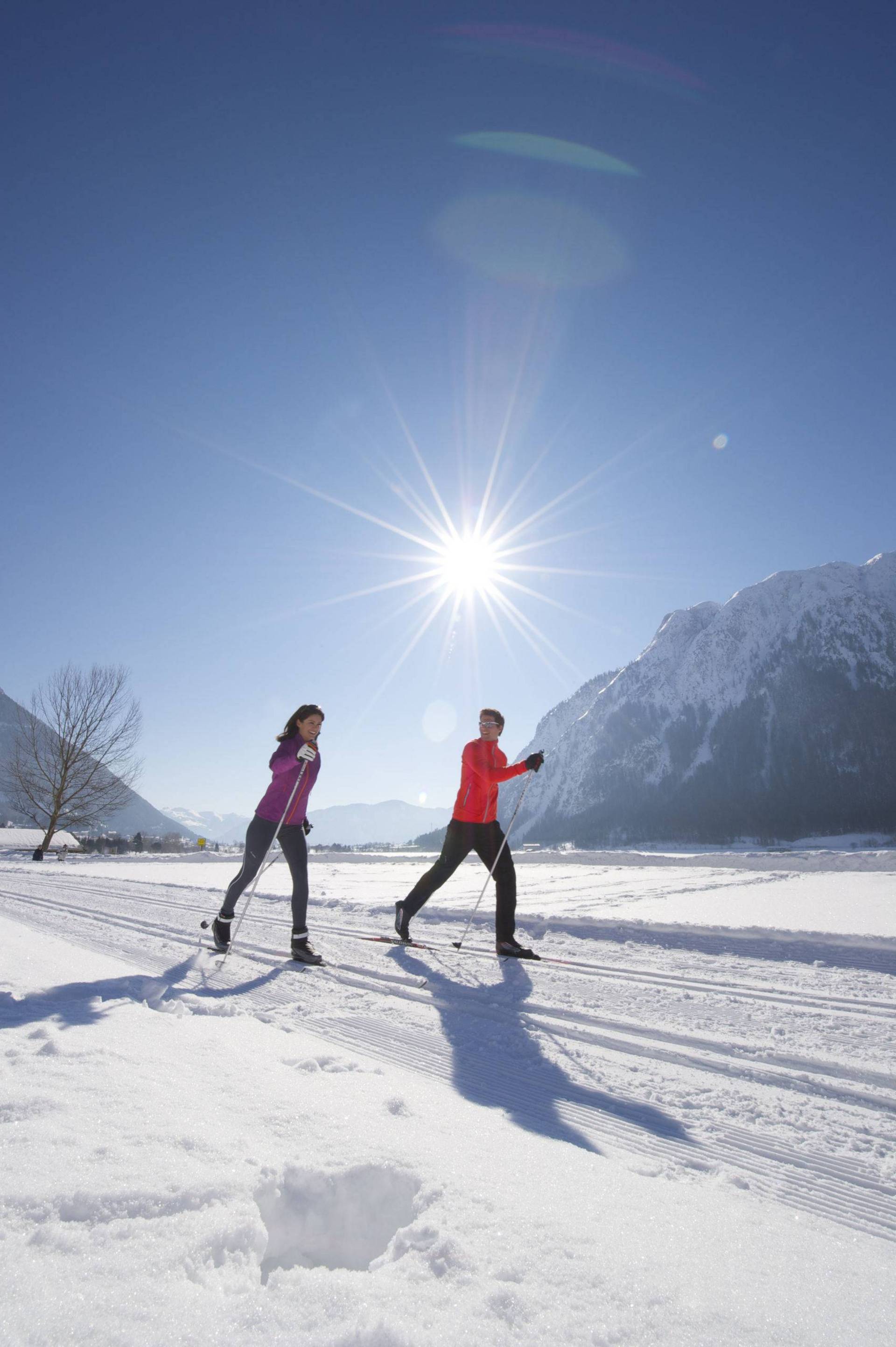 Twee langlaufers op een loipe.