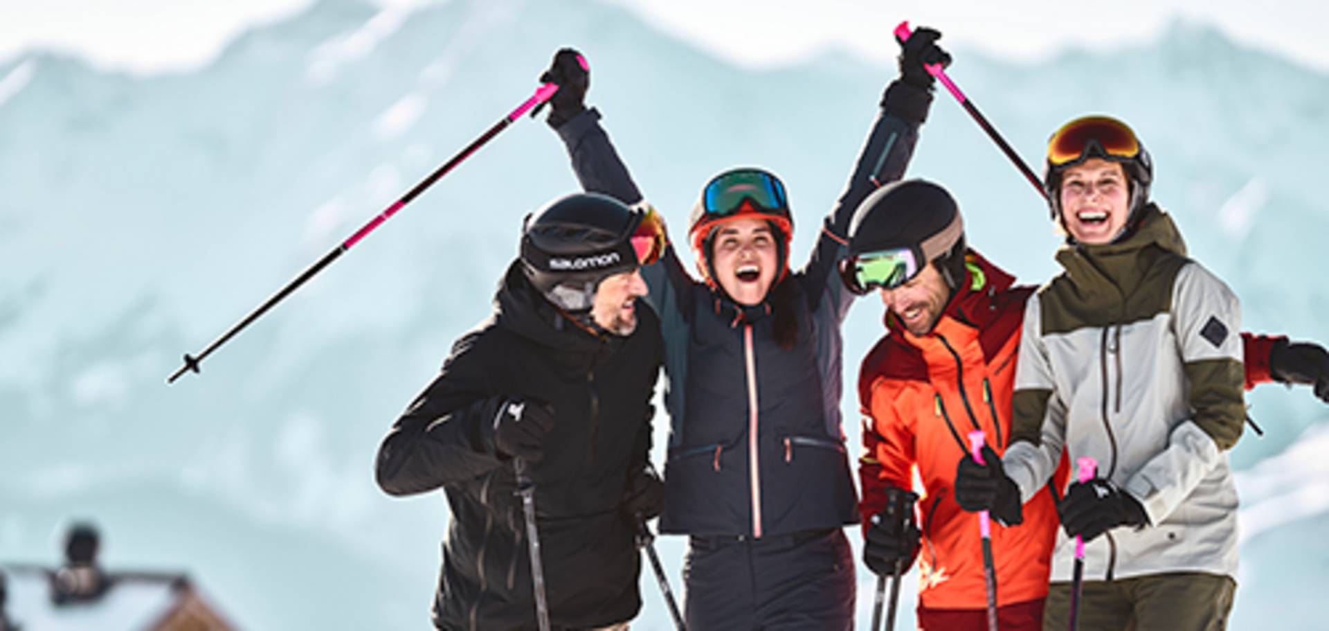 Een groep is aan het skiën en heeft plezier.