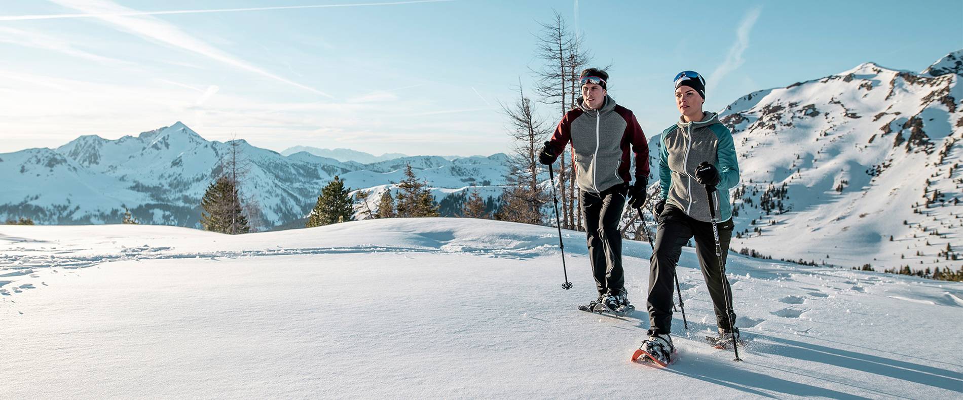 Zwei Personen beim Schneeschuhwandern.