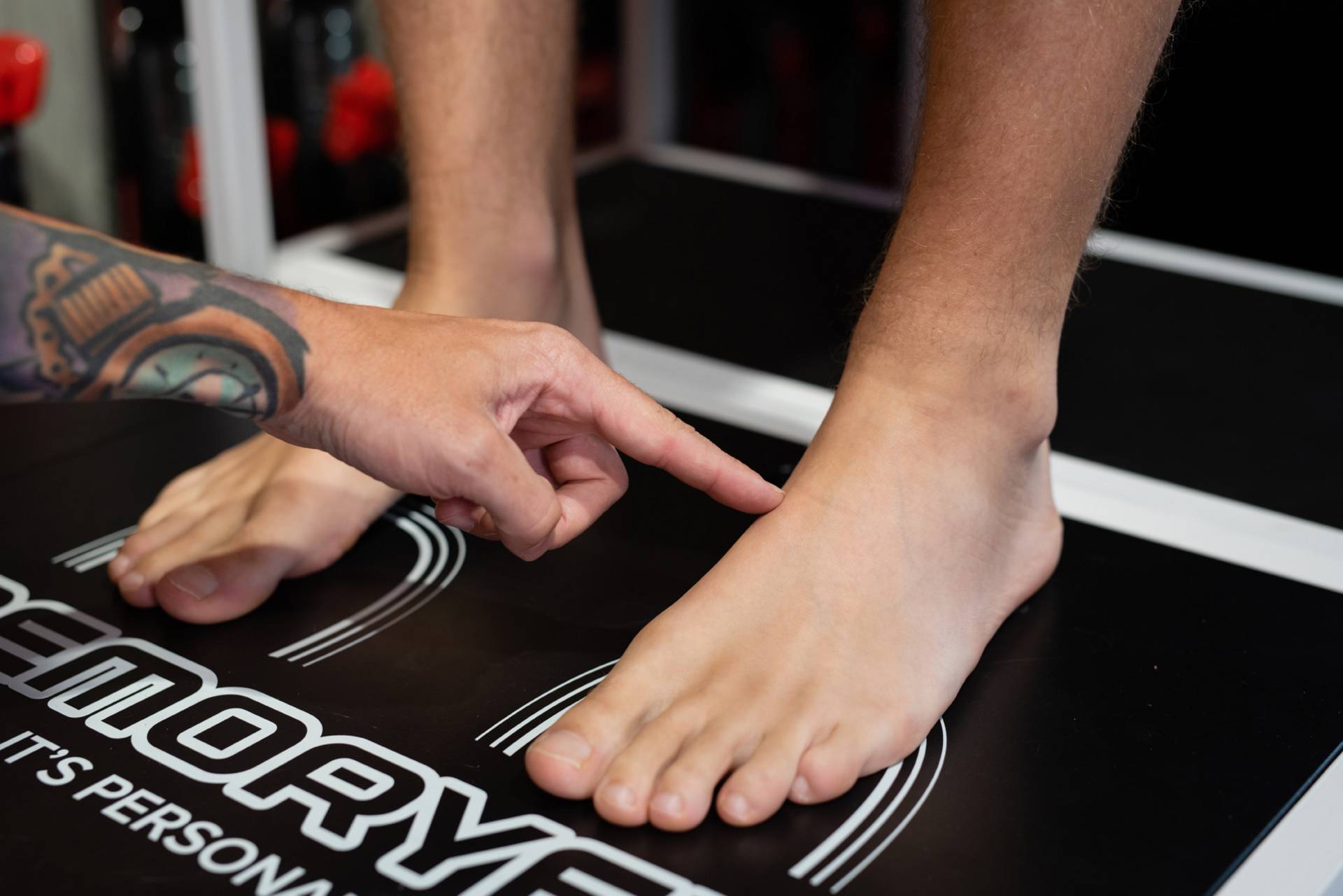 De voet van de klant wordt opgemeten.