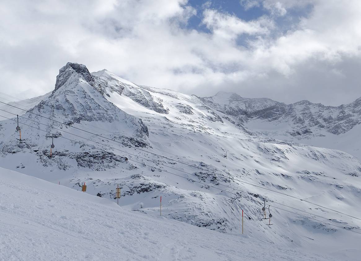 Eine Aufnahme von den schneebedeckten Gipfeln in Uttendorf