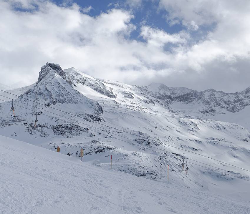 Eine Aufnahme von den schneebedeckten Gipfeln in Uttendorf