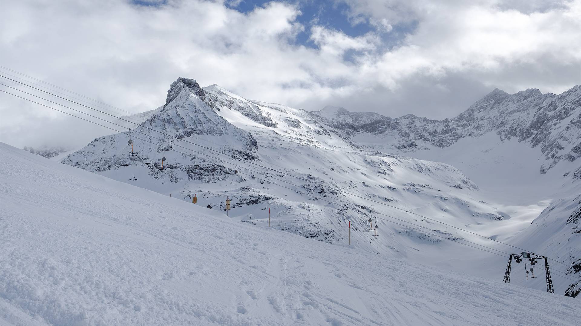 Eine Aufnahme von den schneebedeckten Gipfeln in Uttendorf