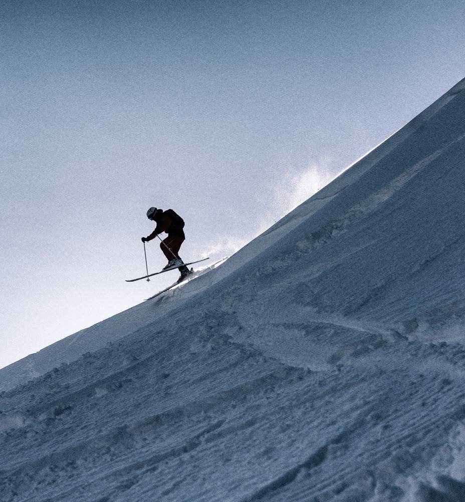 Ein Skiahrer ist in Szene gesetzt bei abendlicher Stimmung auf der Planneralm-
