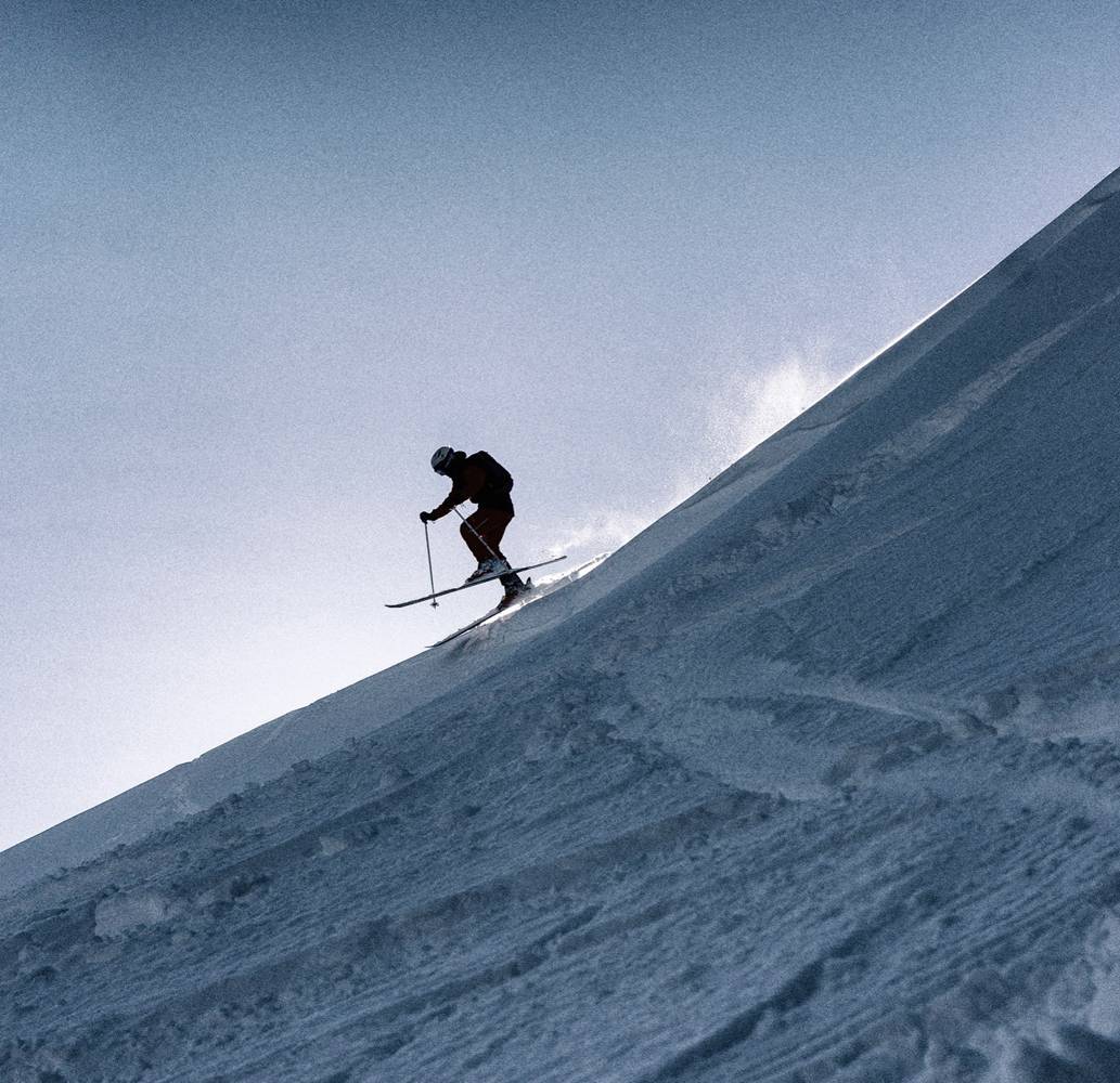 Ein Skiahrer ist in Szene gesetzt bei abendlicher Stimmung auf der Planneralm-