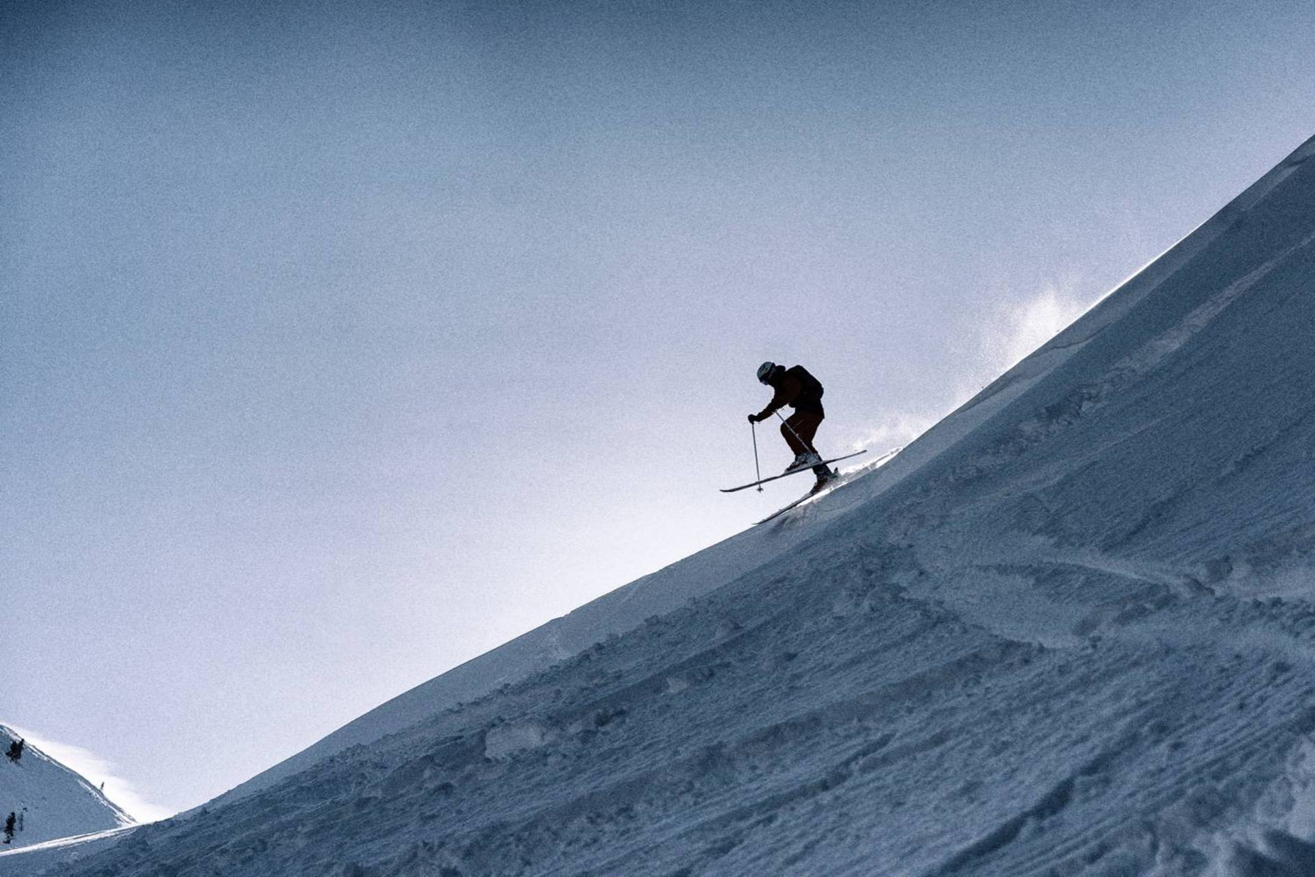 A skier is shown in the evening atmosphere on the Planneralm.