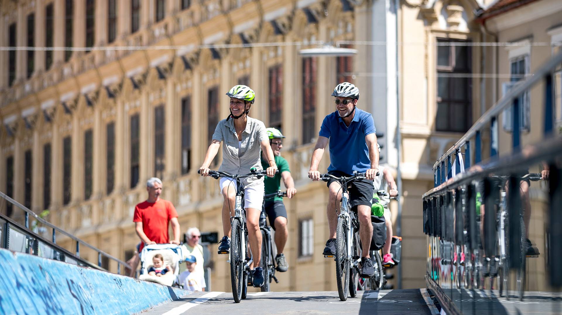 Ein Pärchen fährt mit den Citybikes durch Graz.