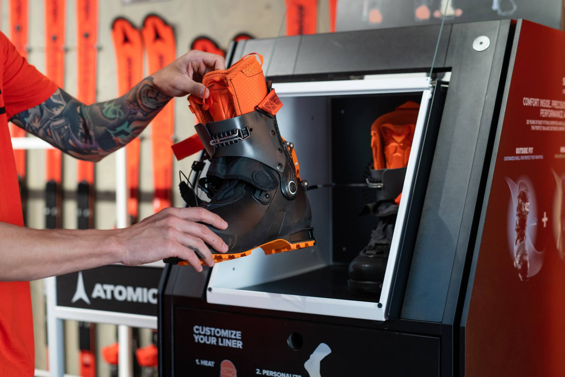 De skischoen wordt verwarmd.