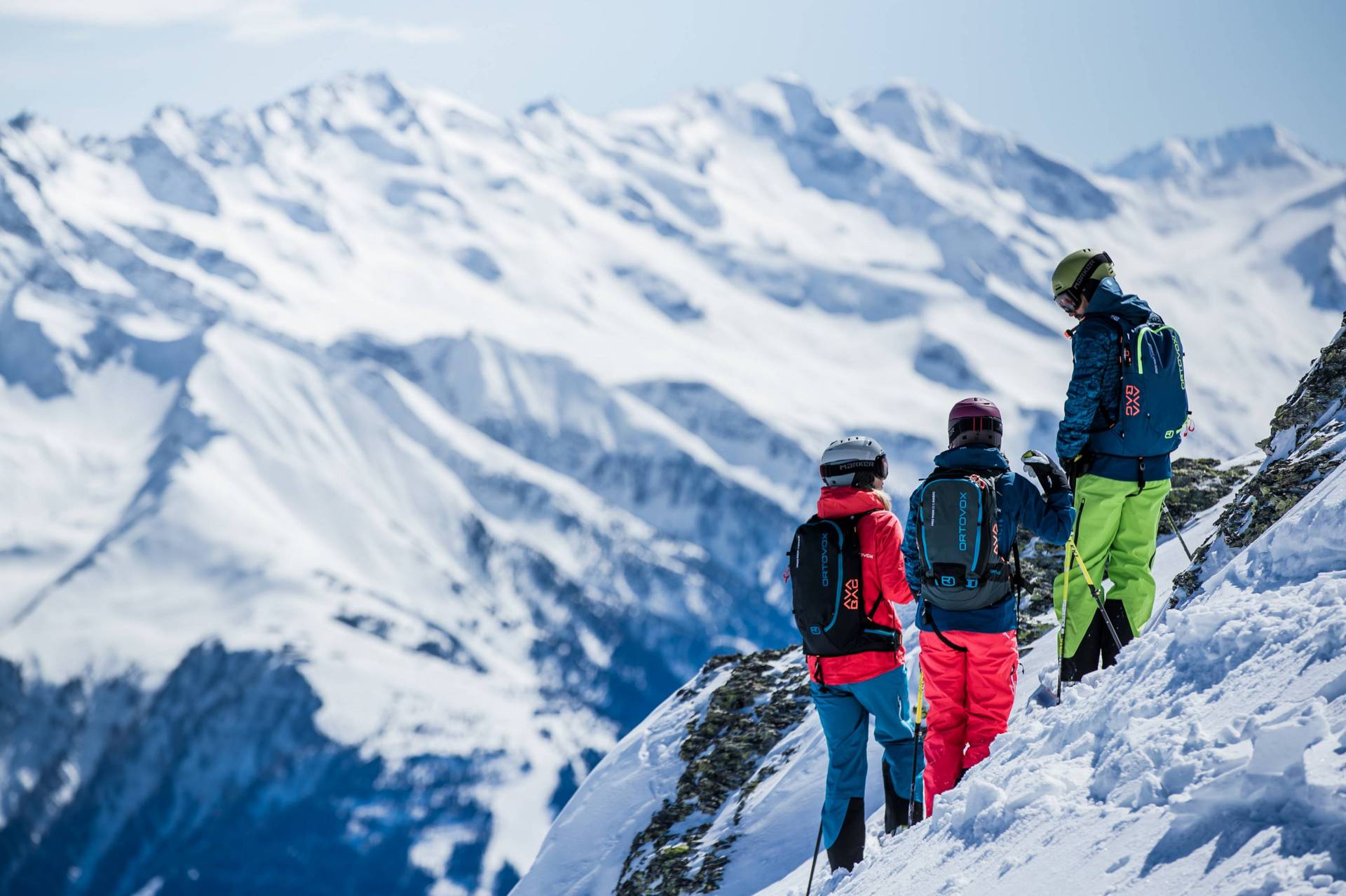 Eine schöne Berglandschaft mit 3 Personen, welche in die Ferne blicken.