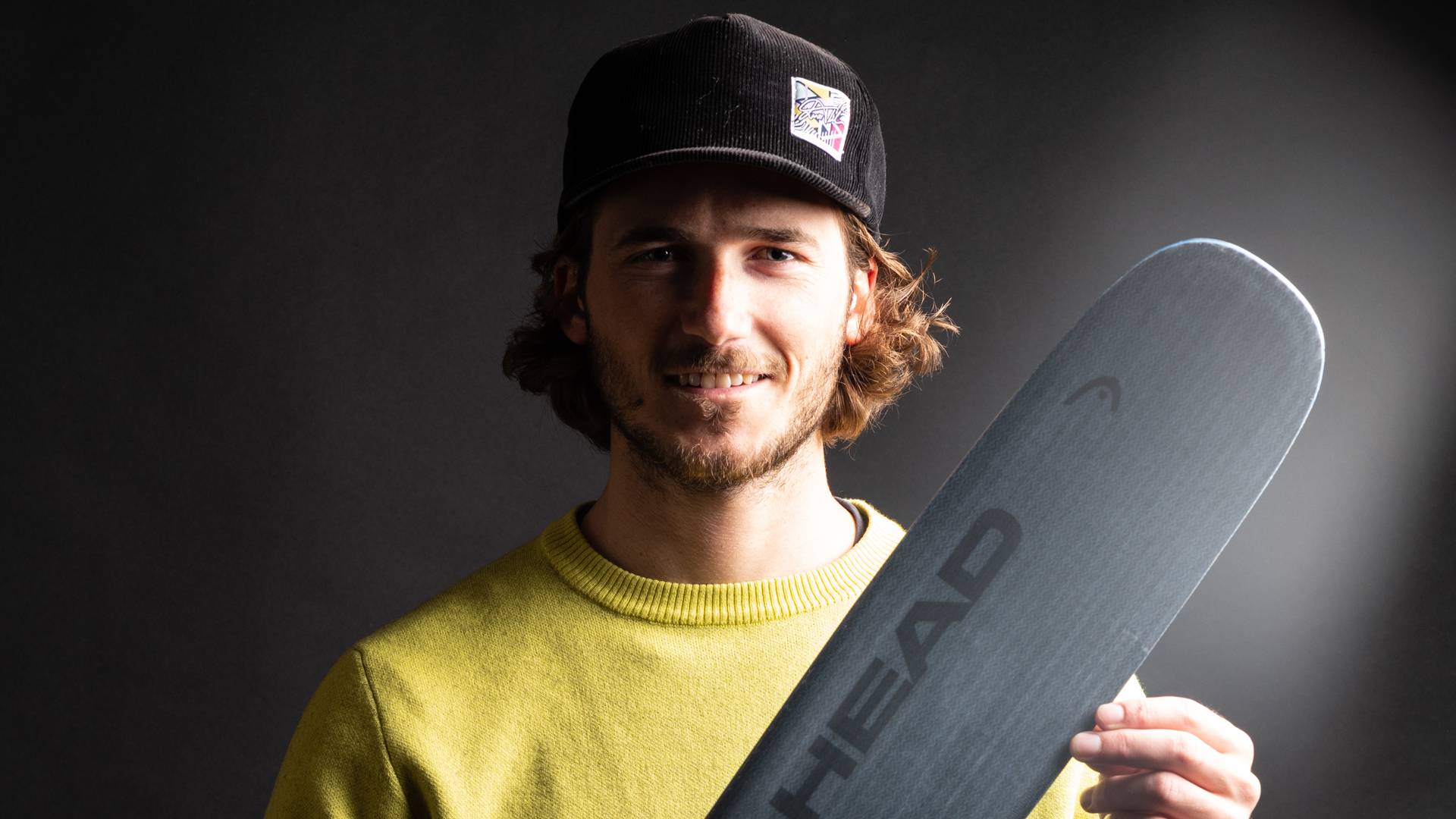 Te zien is hoe Luca Tribondeau een Head-ski in zijn hand houdt.