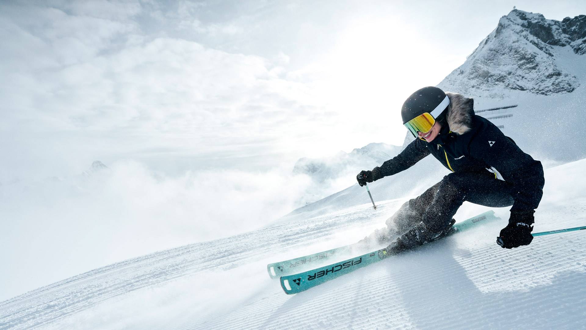 Mann beim Skifahren auf einer frisch präparierten Skipiste