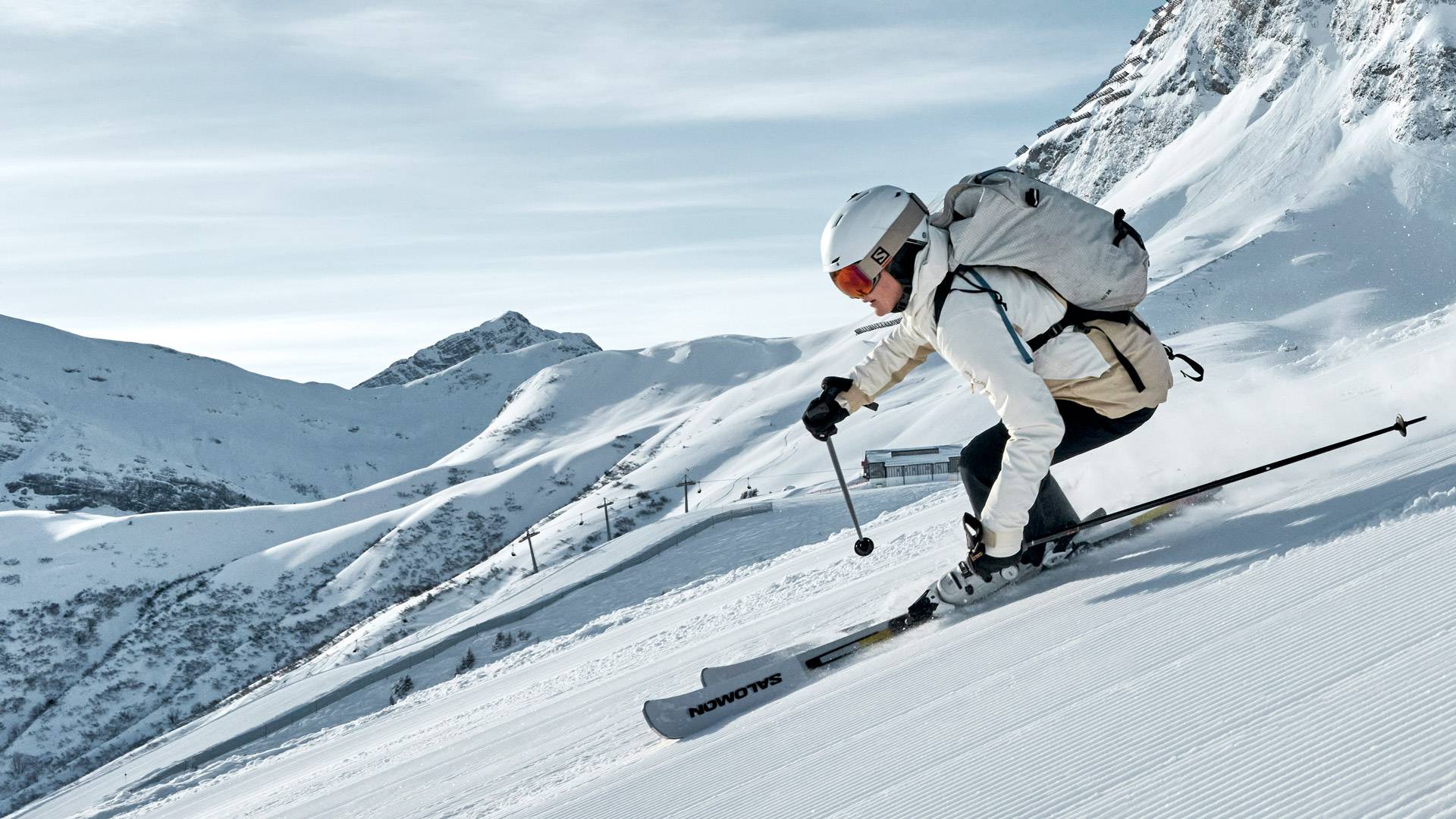 Vrouw met witte jas tijdens het skiën