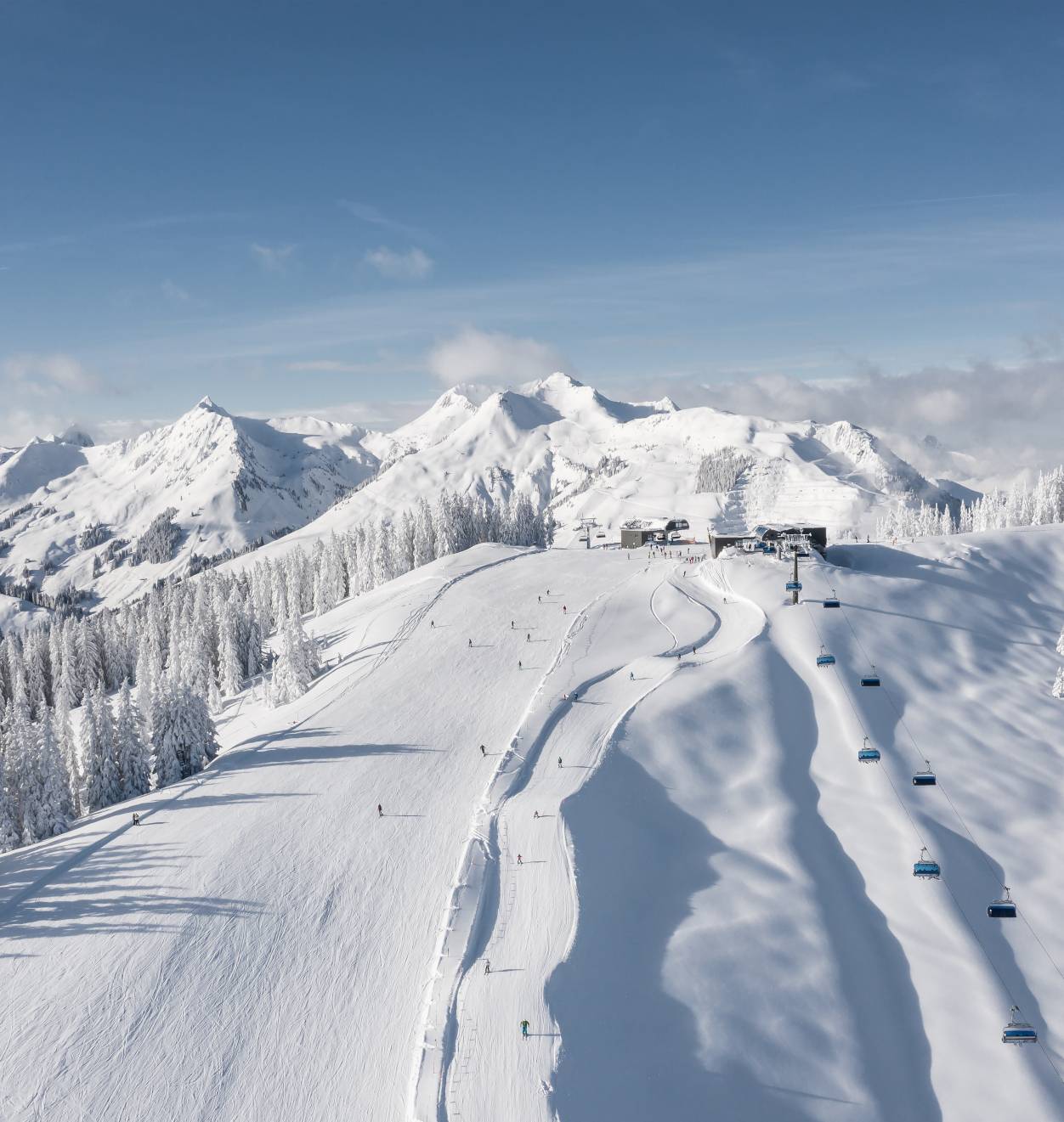 Eine Panoramaaufnahme über einer Skipiste Hinterglemm.