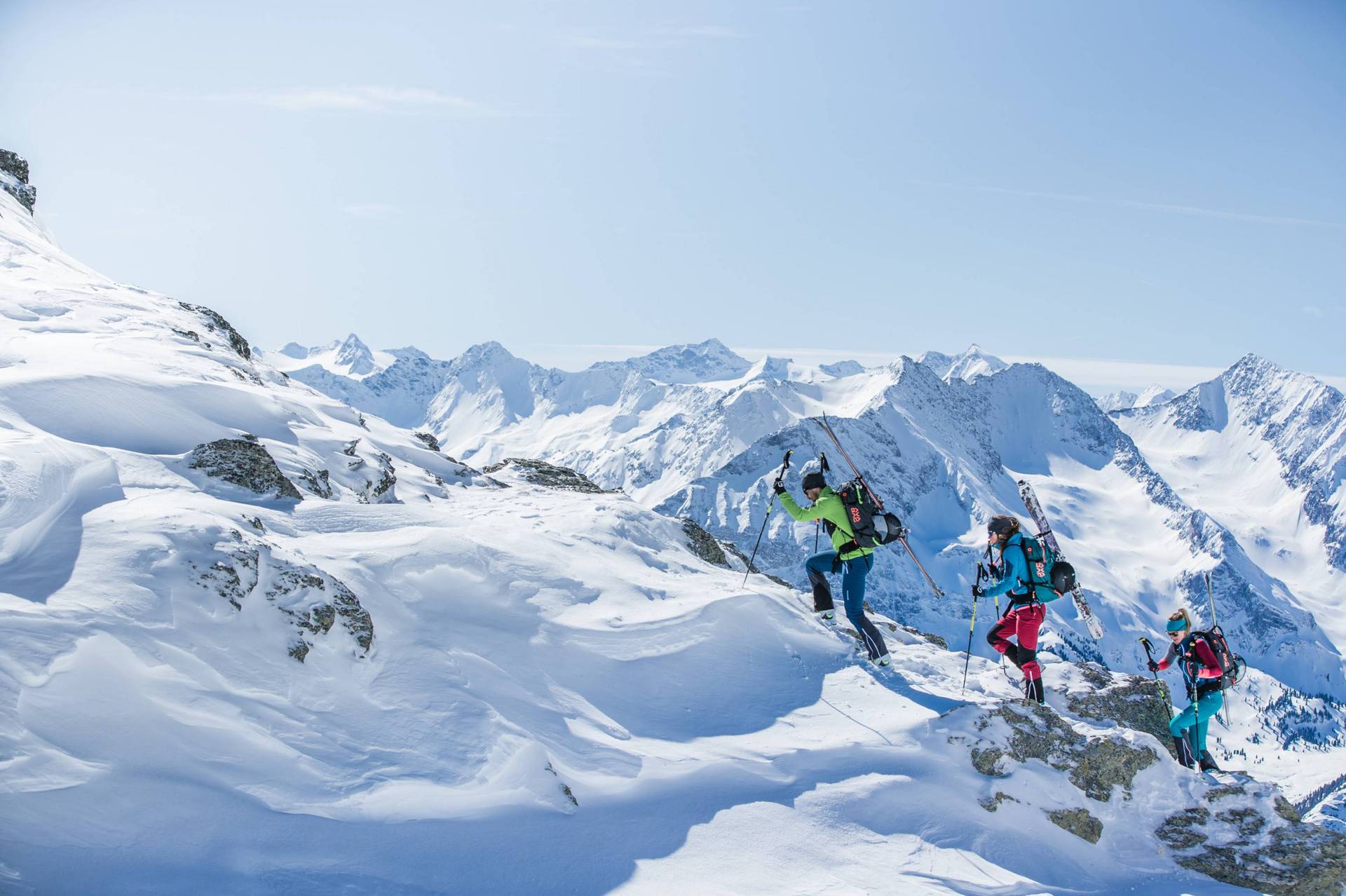 Hier sieht man eine Berglandschaft und Tourengeher