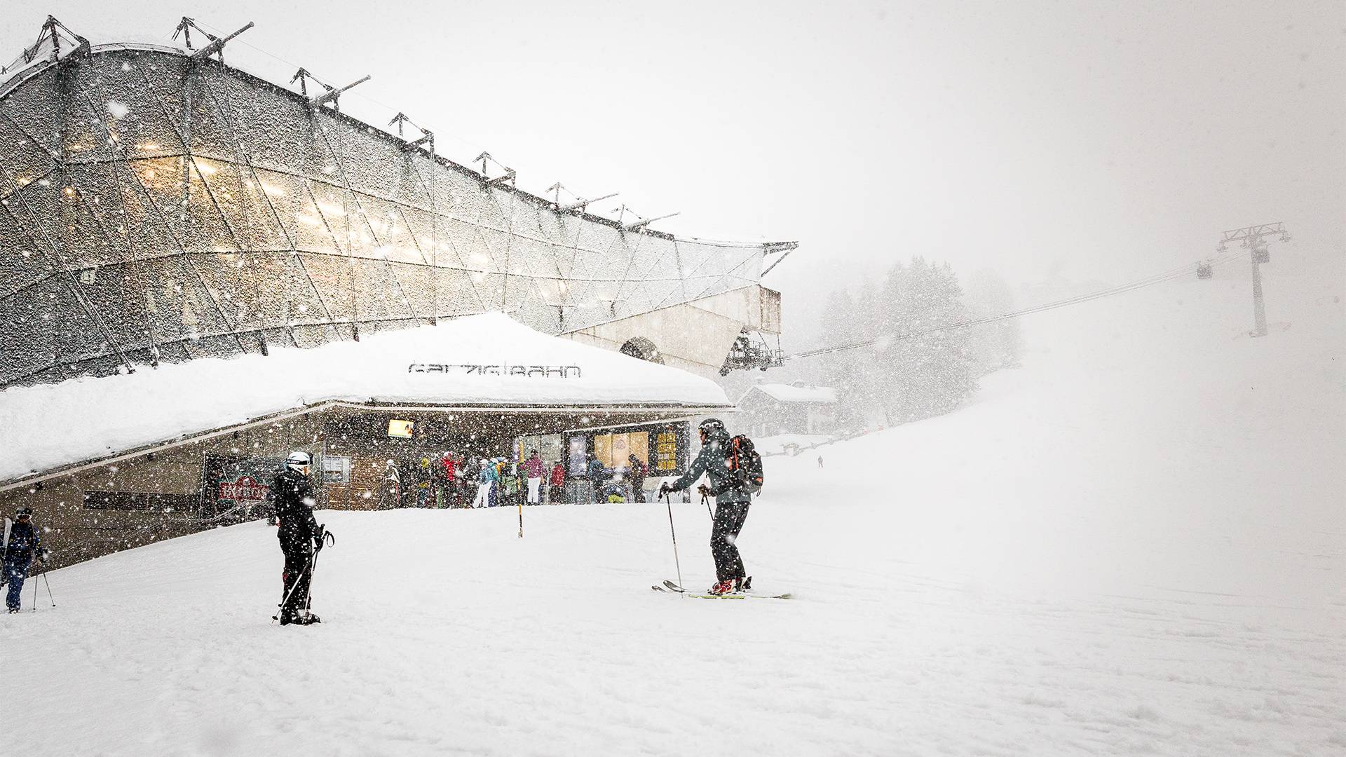 Foto van de bergbaan bij sneeuwval.