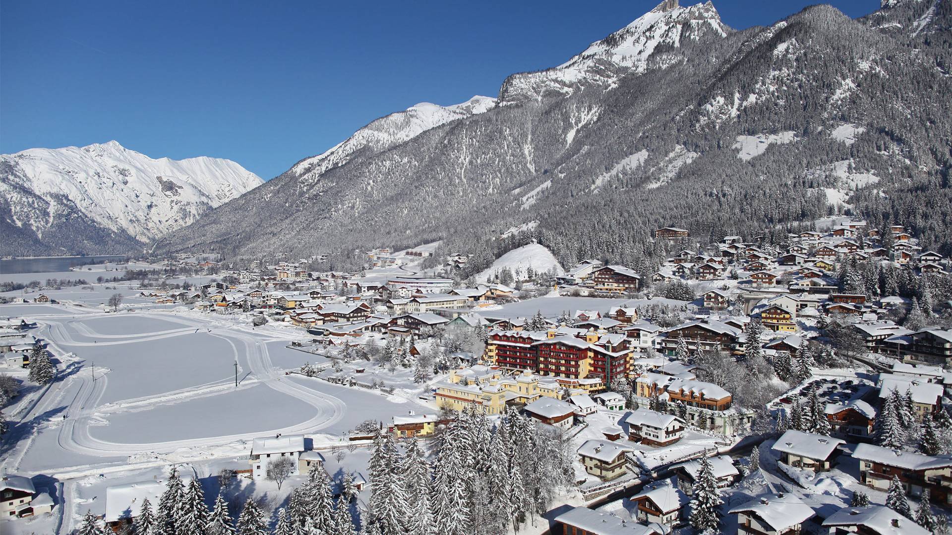 Het dorp Maurach van bovenaf gezien.