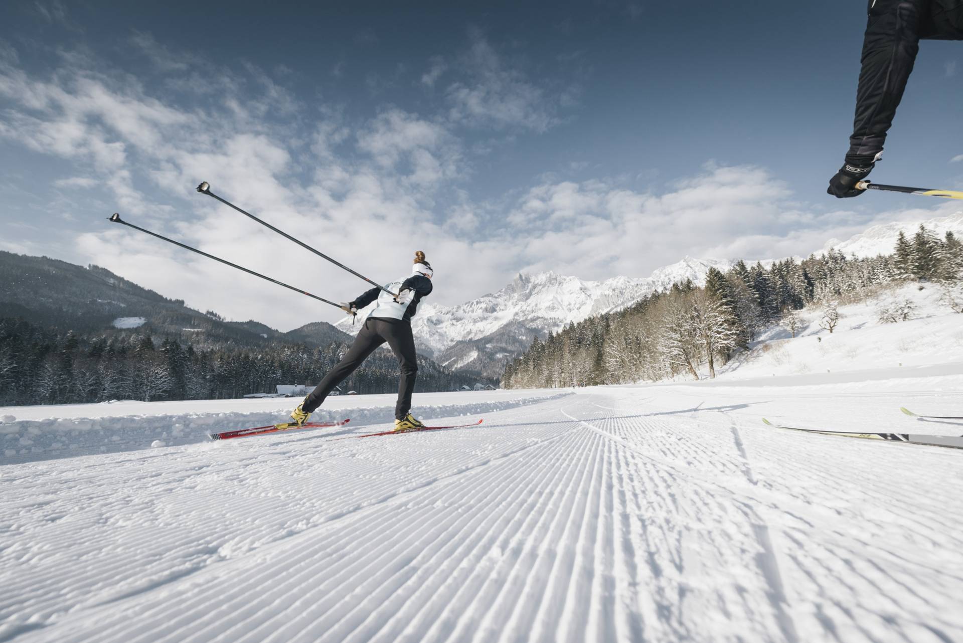 Twee skiërs leggen het parcours af op hun skateski's.