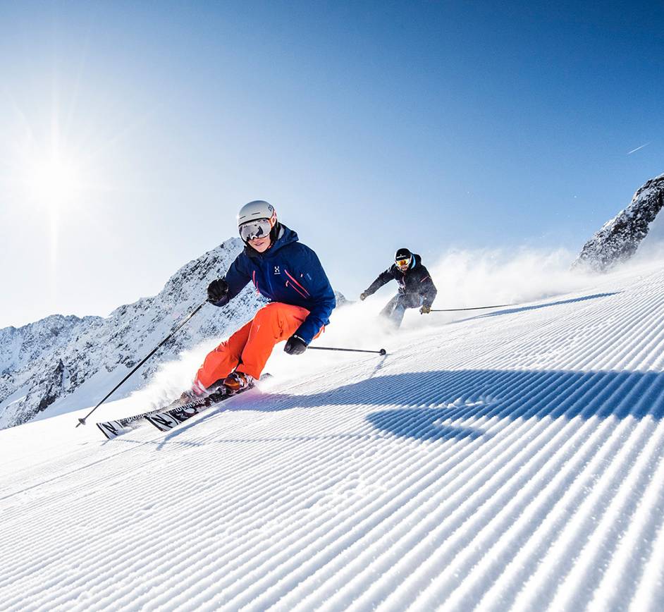 Ein Schifahrer fährt auf einer frisch präparierten Piste.