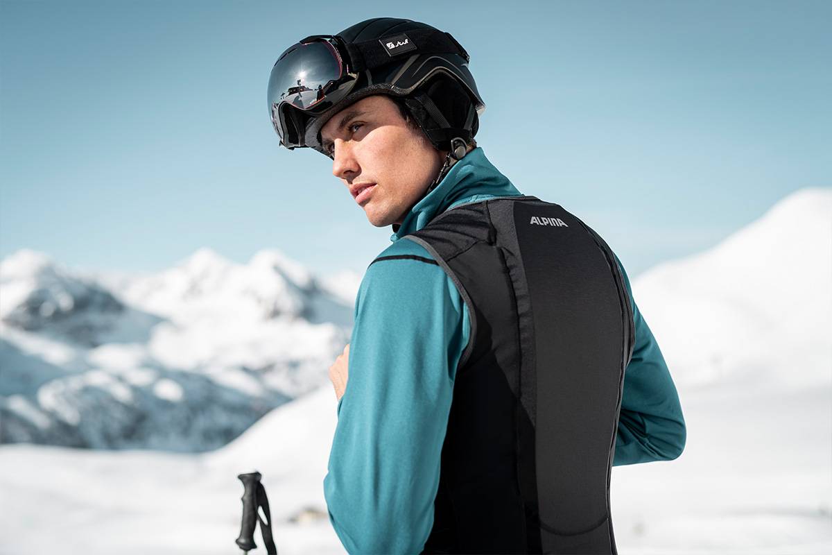 Hier sieht man einen Mann mit Helm und Skibrille.