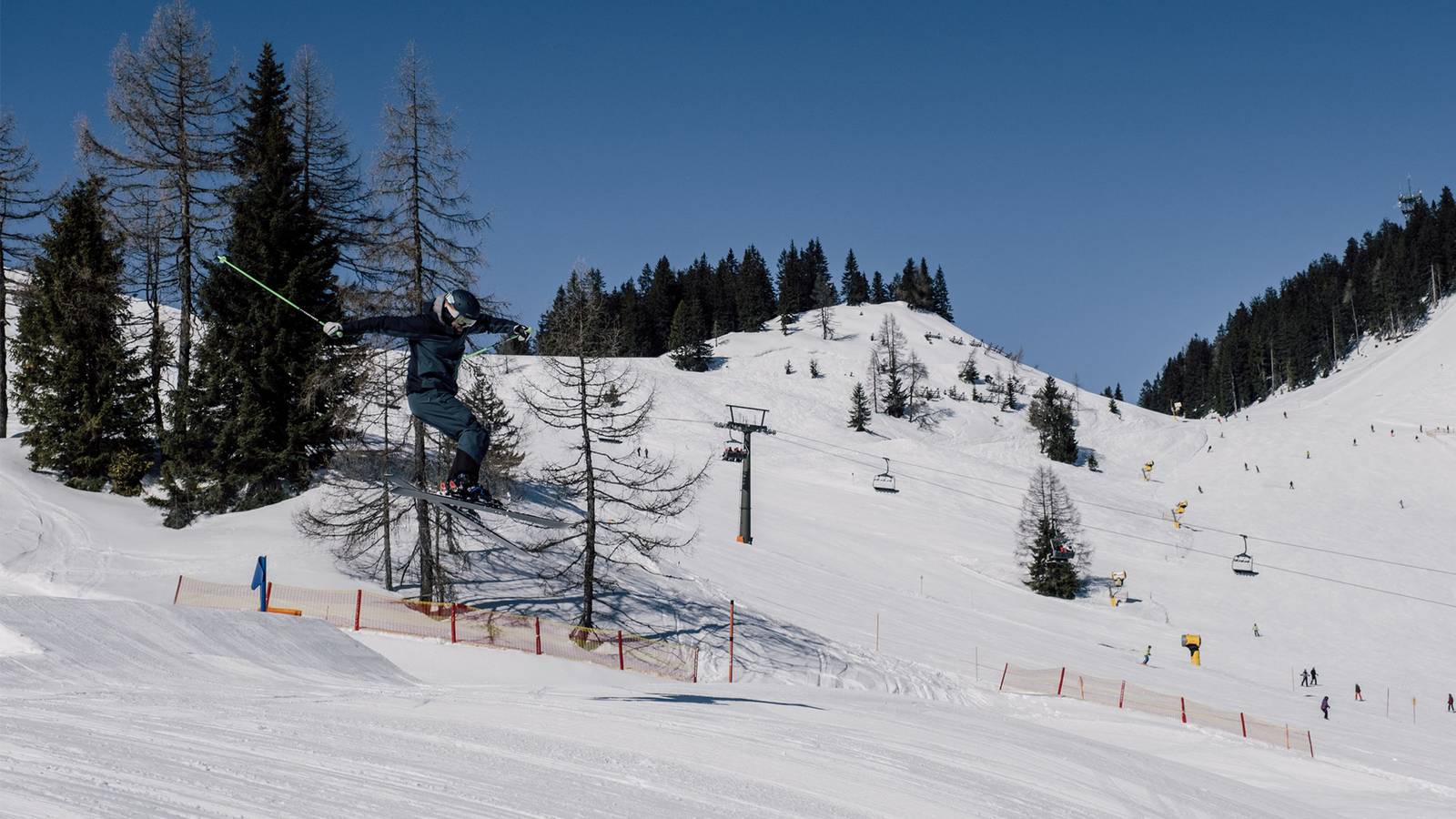Ein Skifahrer springt im Snowpark in Alpendorf.