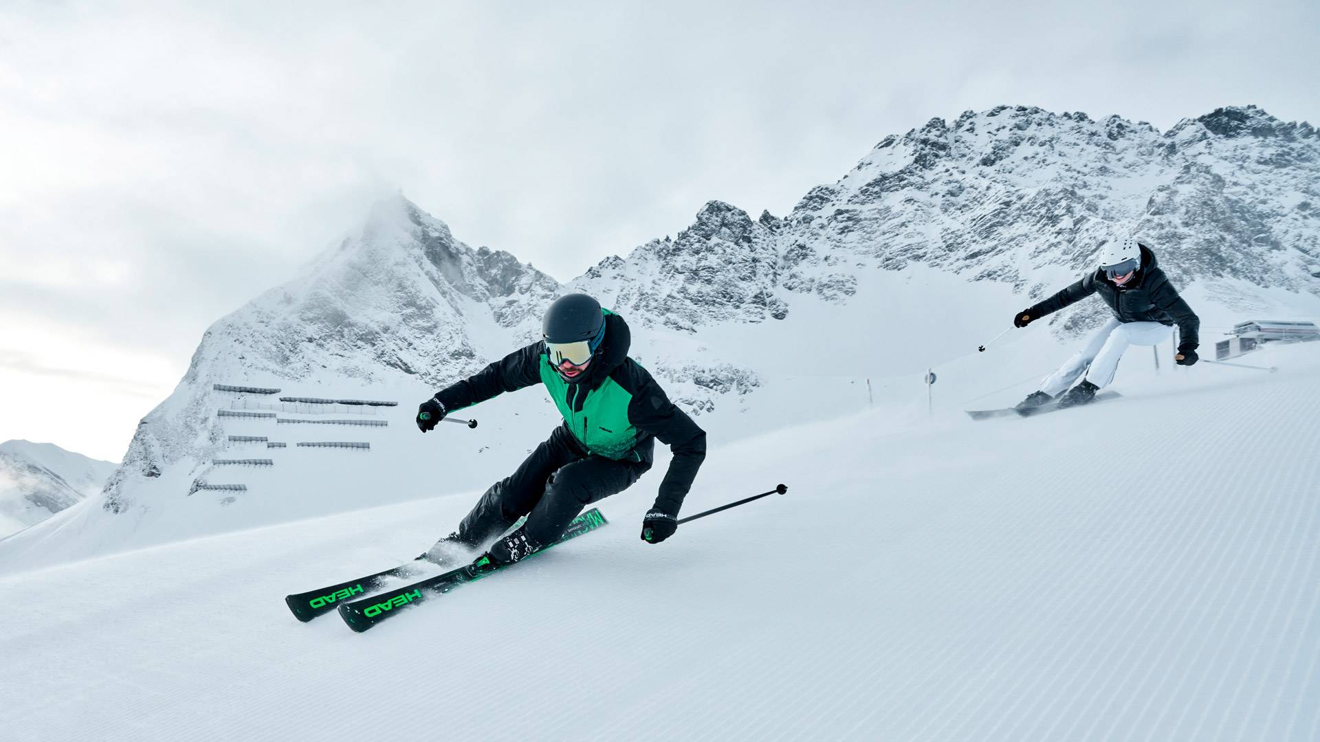 Twee skiërs aan het carven