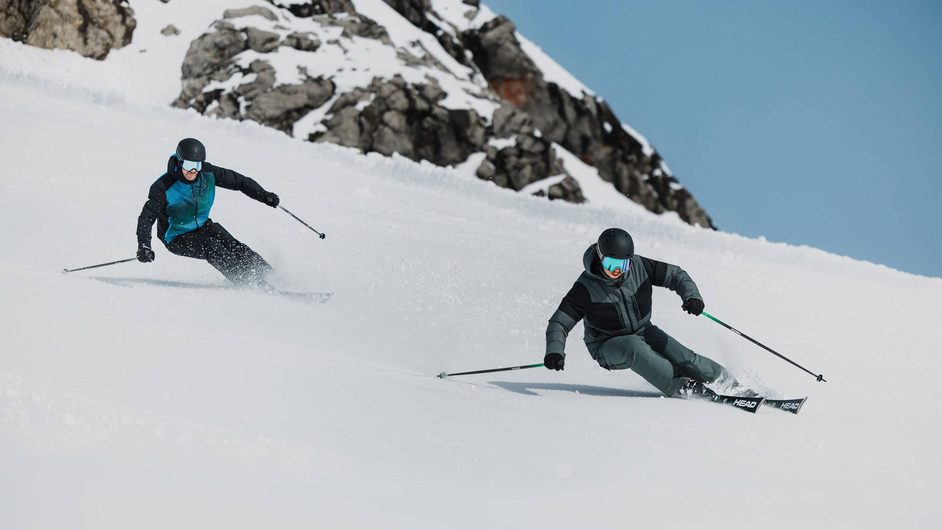 zwei Skifahrer auf der Piste am Arlberg