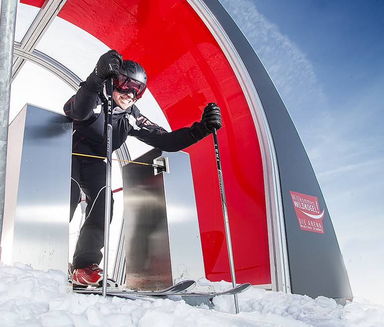 Ein Skifahrer steht abfahrtsbereit in der Startkabine der Wildkogel Arena.