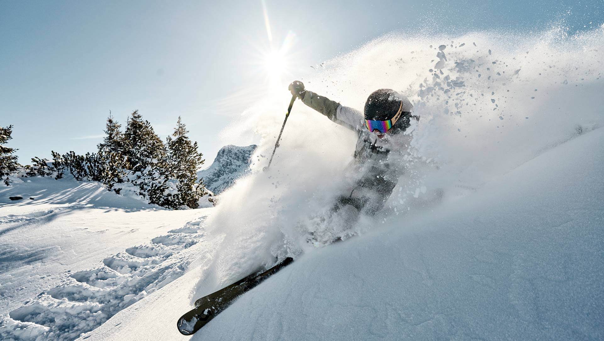 Een skiër is onderweg in diepe sneeuw.