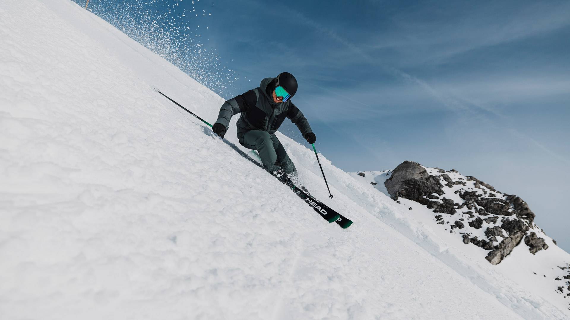 Skifahrer auf der Piste am Arlberg