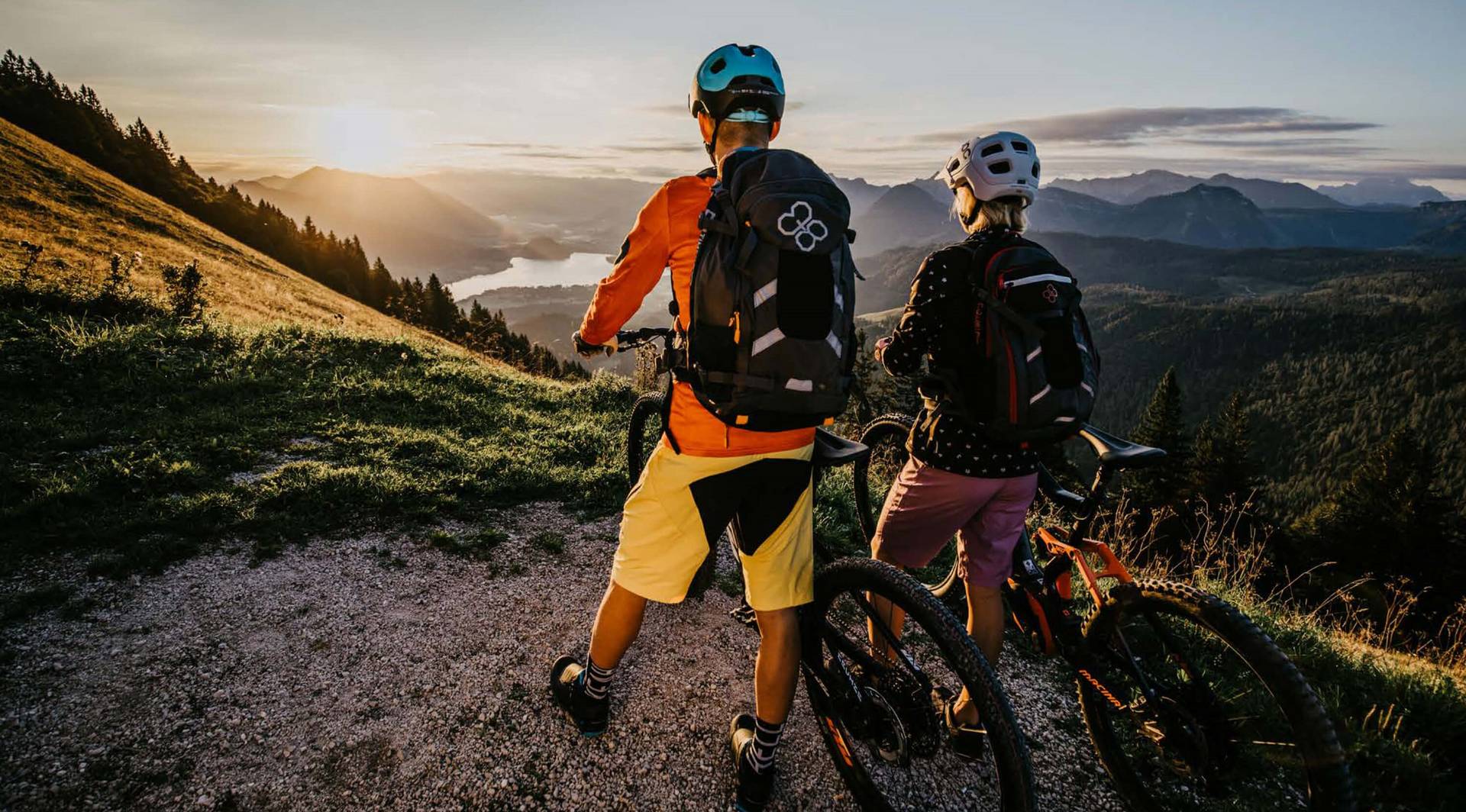 Salzkammergut Trail Image 2 Zwei Biker schauen dem Sonnenuntergang entgegen.