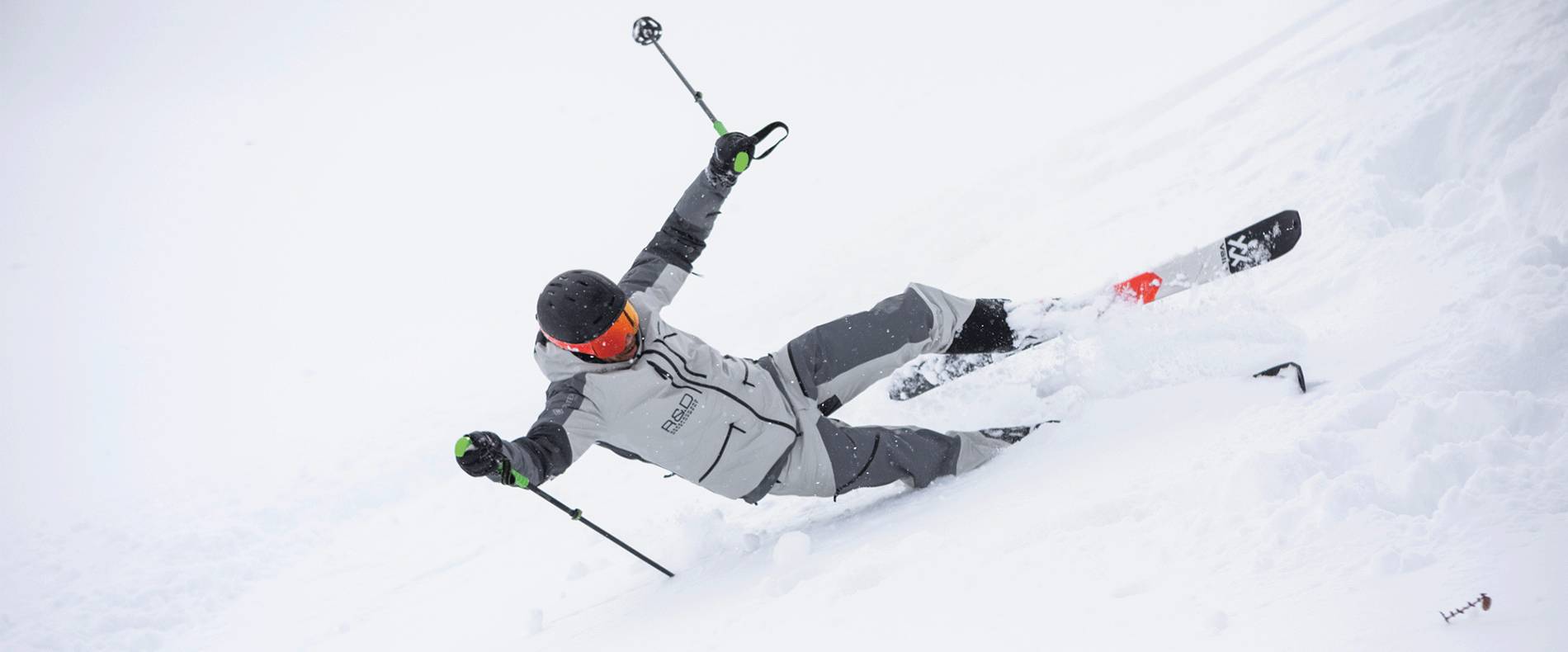 Eine Aufnahme eines Freeriders im Tiefschnee.