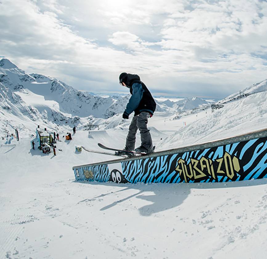 Ein Skifahrer fährt im Fun Park von Neustift.