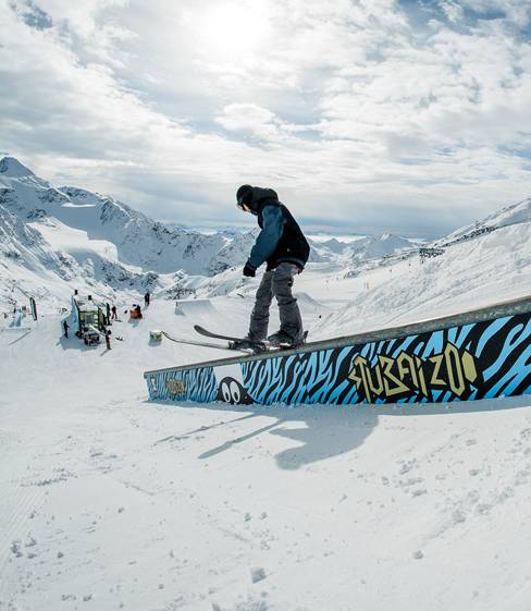 Ein Skifahrer fährt im Fun Park von Neustift.
