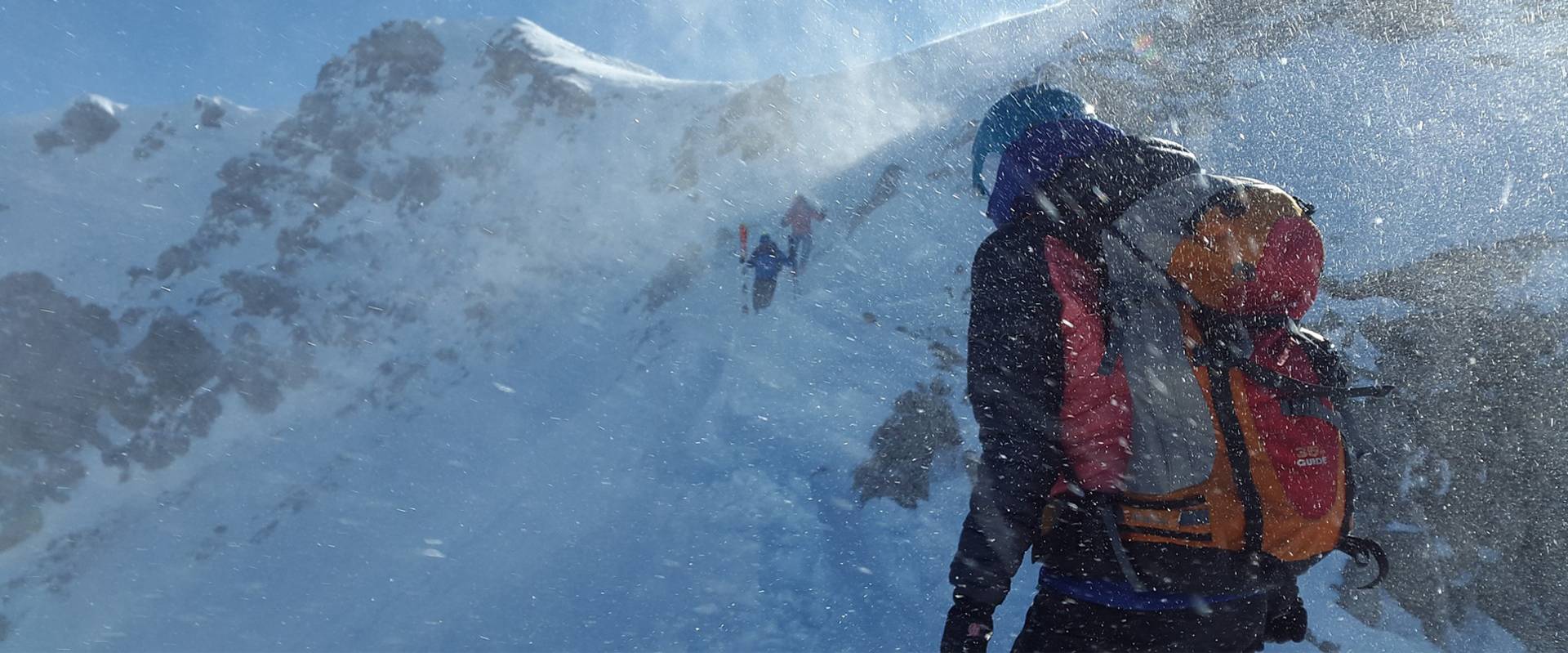 Drie skitoeristen op het laatste stuk naar de top.