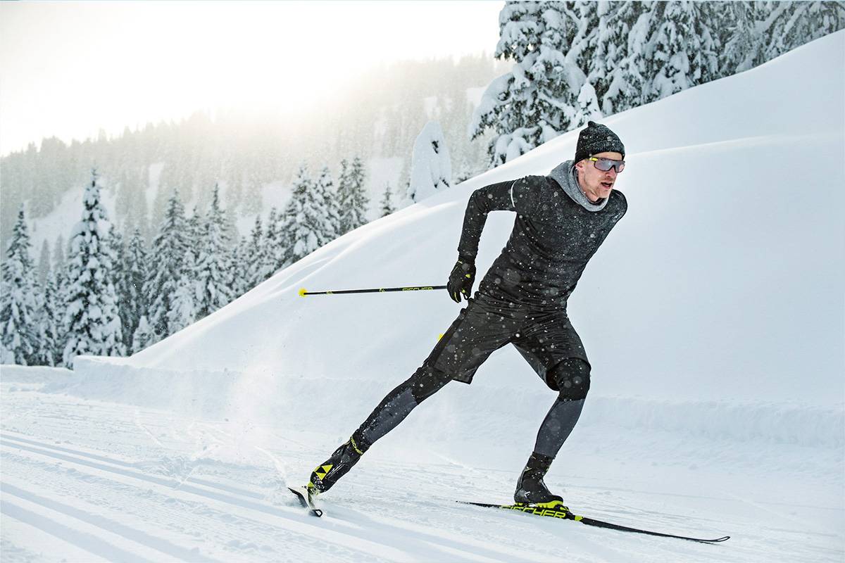 Ein Langläufer mit voller Speed auf der Loipe.