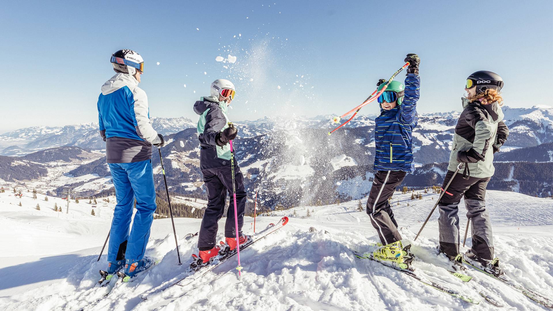 Eine Familie hat Spaß während einer Skipause.