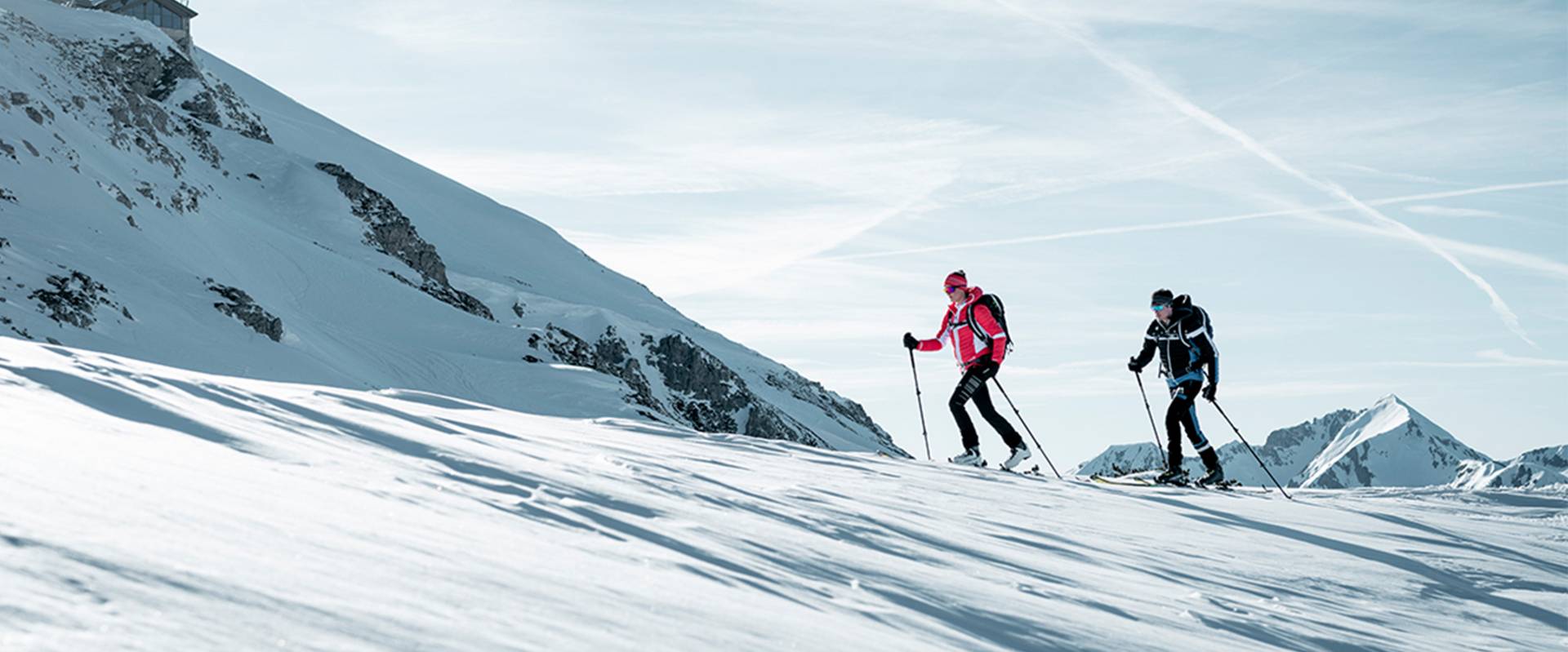 Op deze foto zie je twee toerskiërs