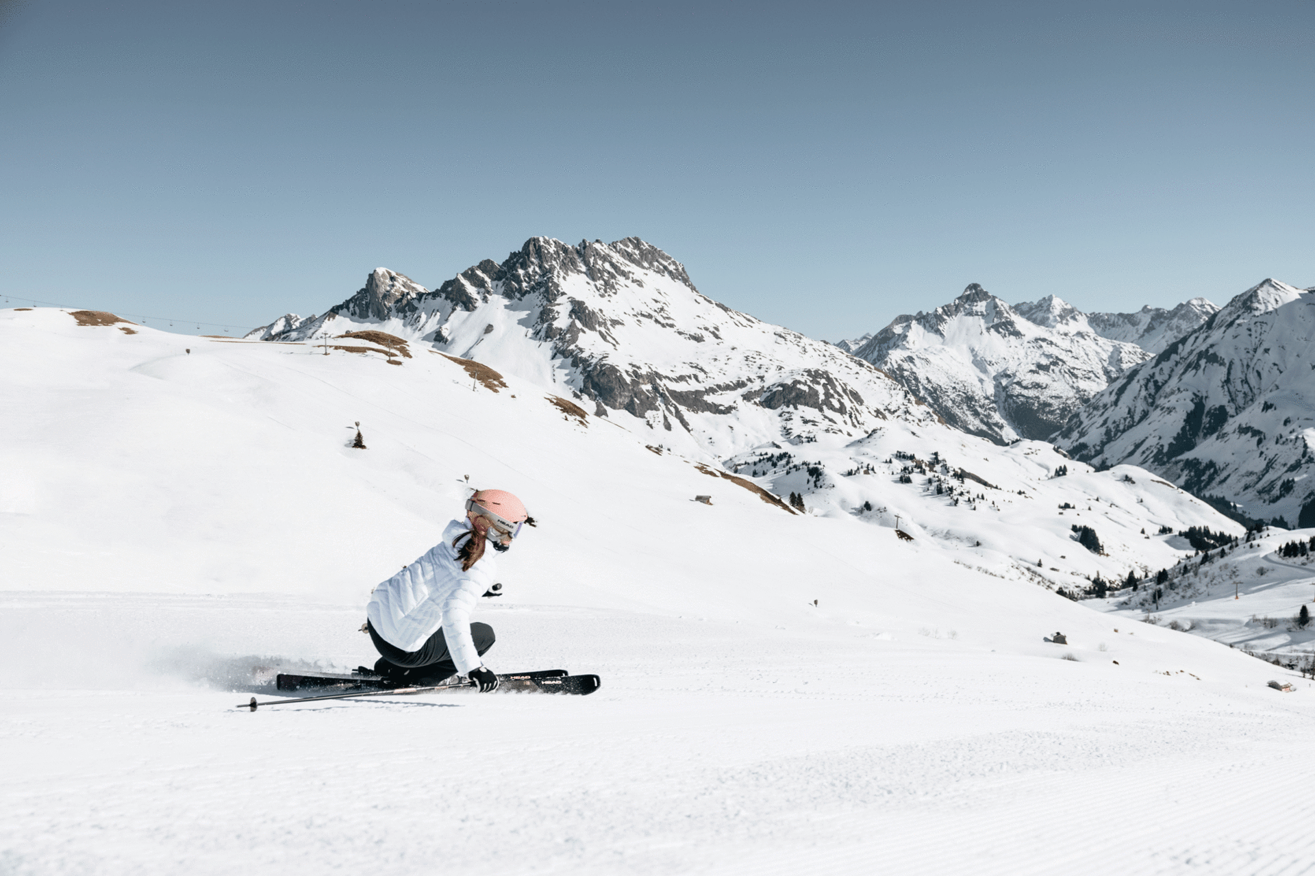 Dame beim Skifahren in Lech