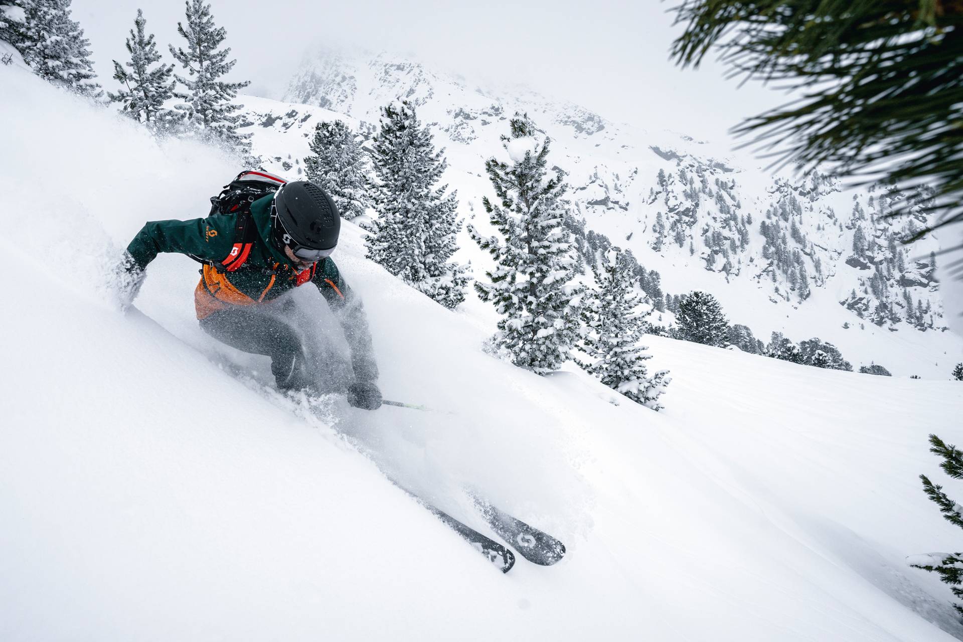 Skiën in diepe sneeuw in Oostenrijk