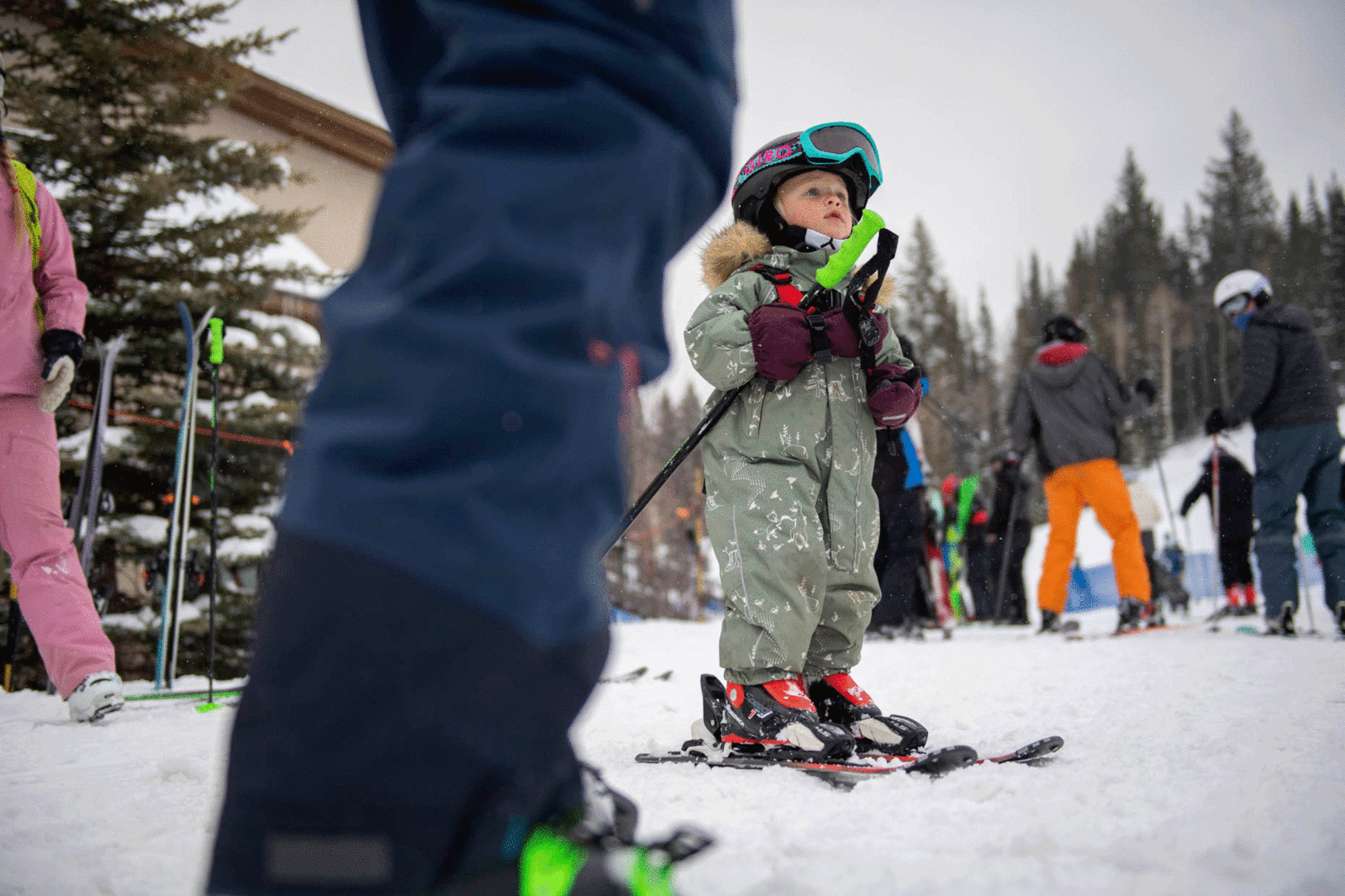Kleinkind beim Skifahren