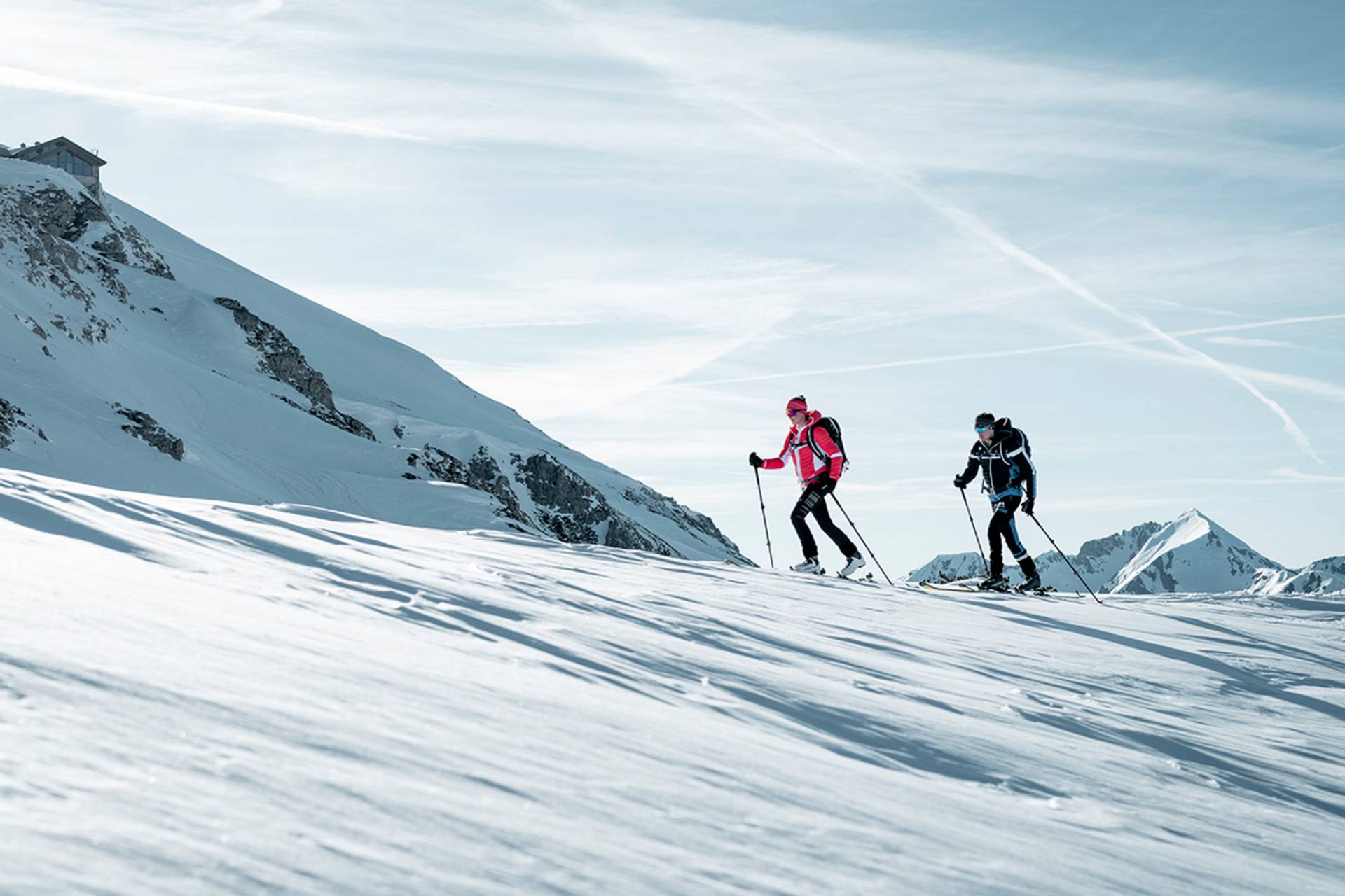 Twee toerskiërs leggen het parcours af.