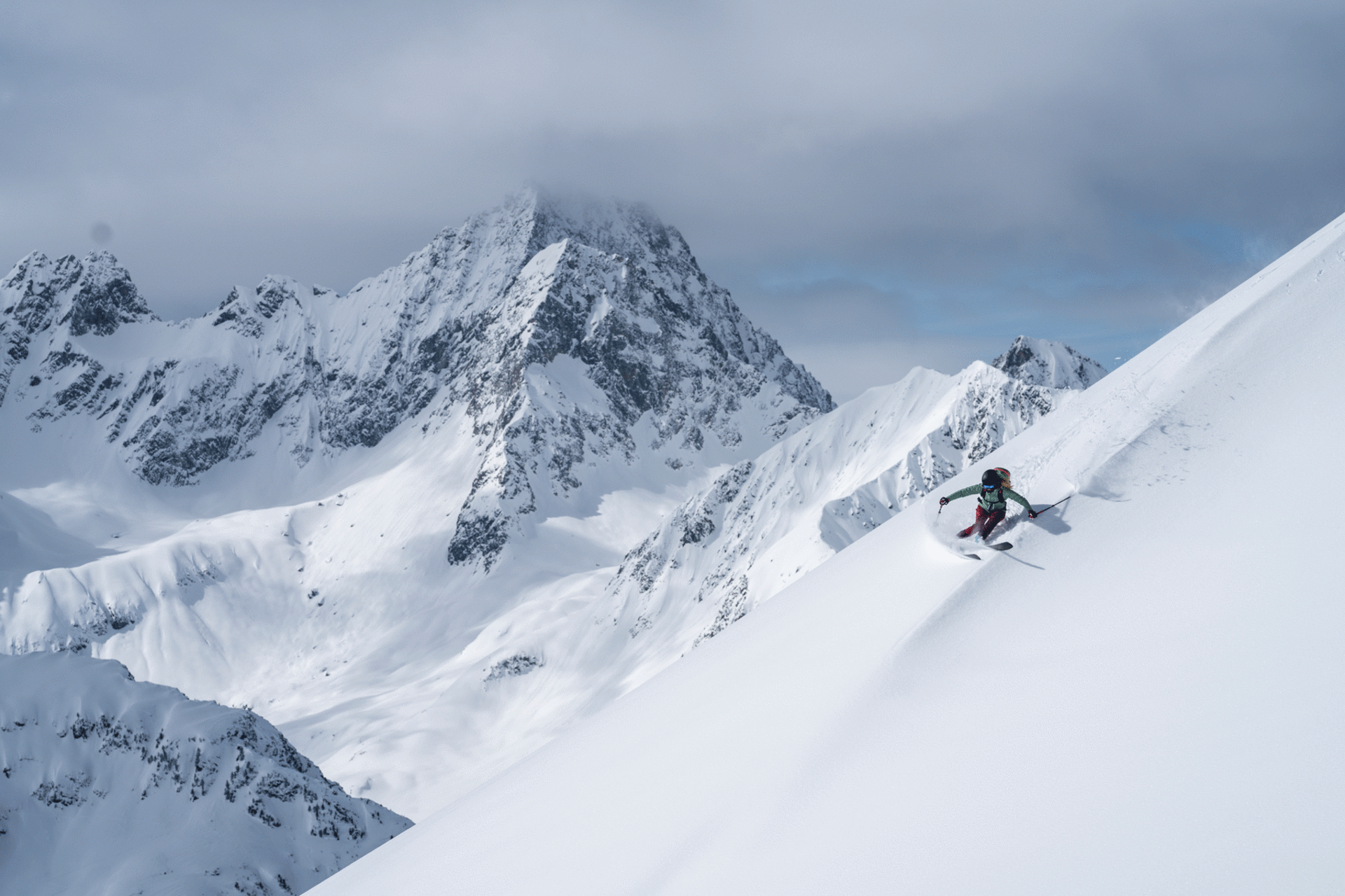 Een persoon skiet in diepe sneeuw.