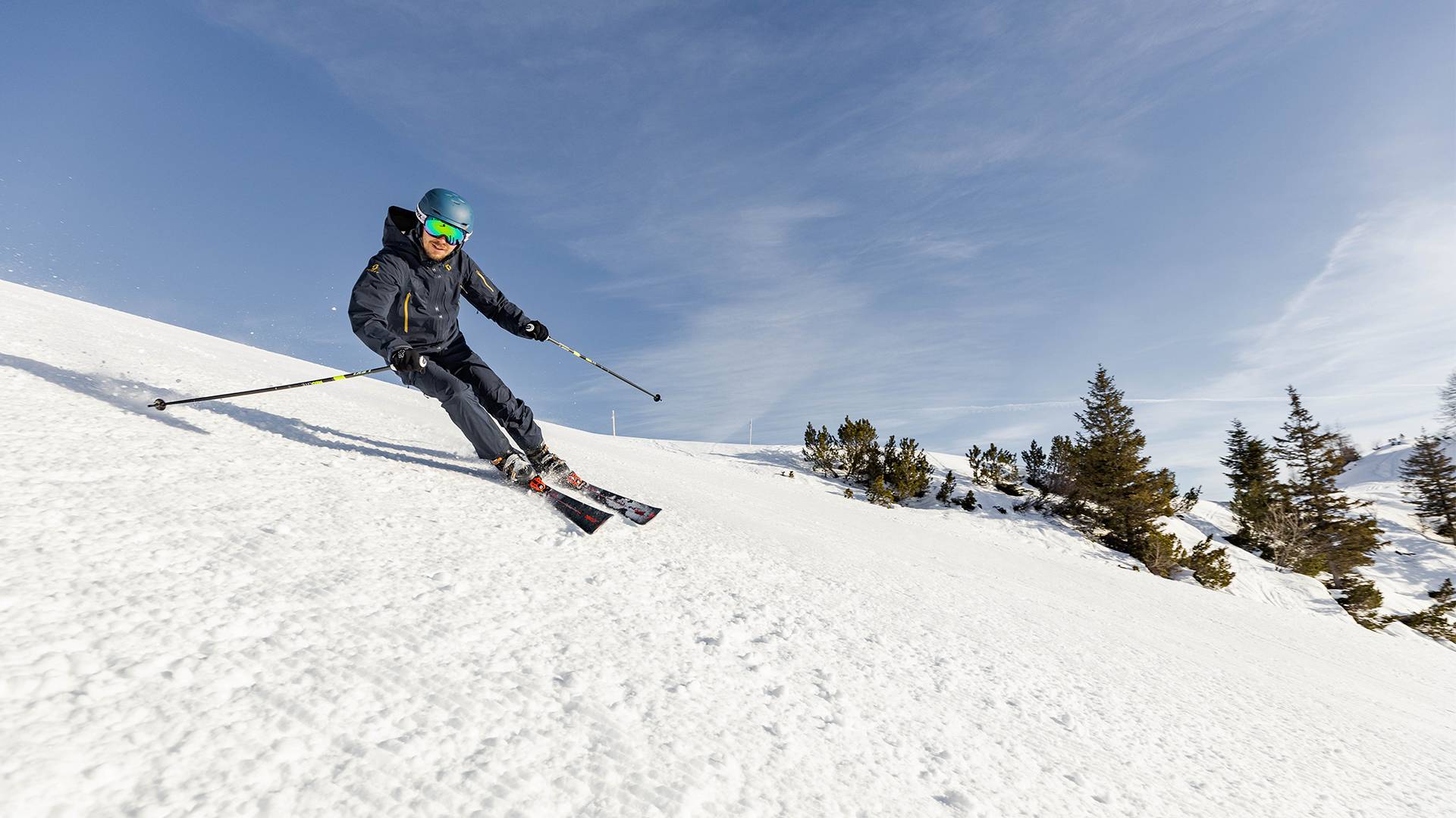 Een skiër geniet van de afdaling op de goed geprepareerde piste.