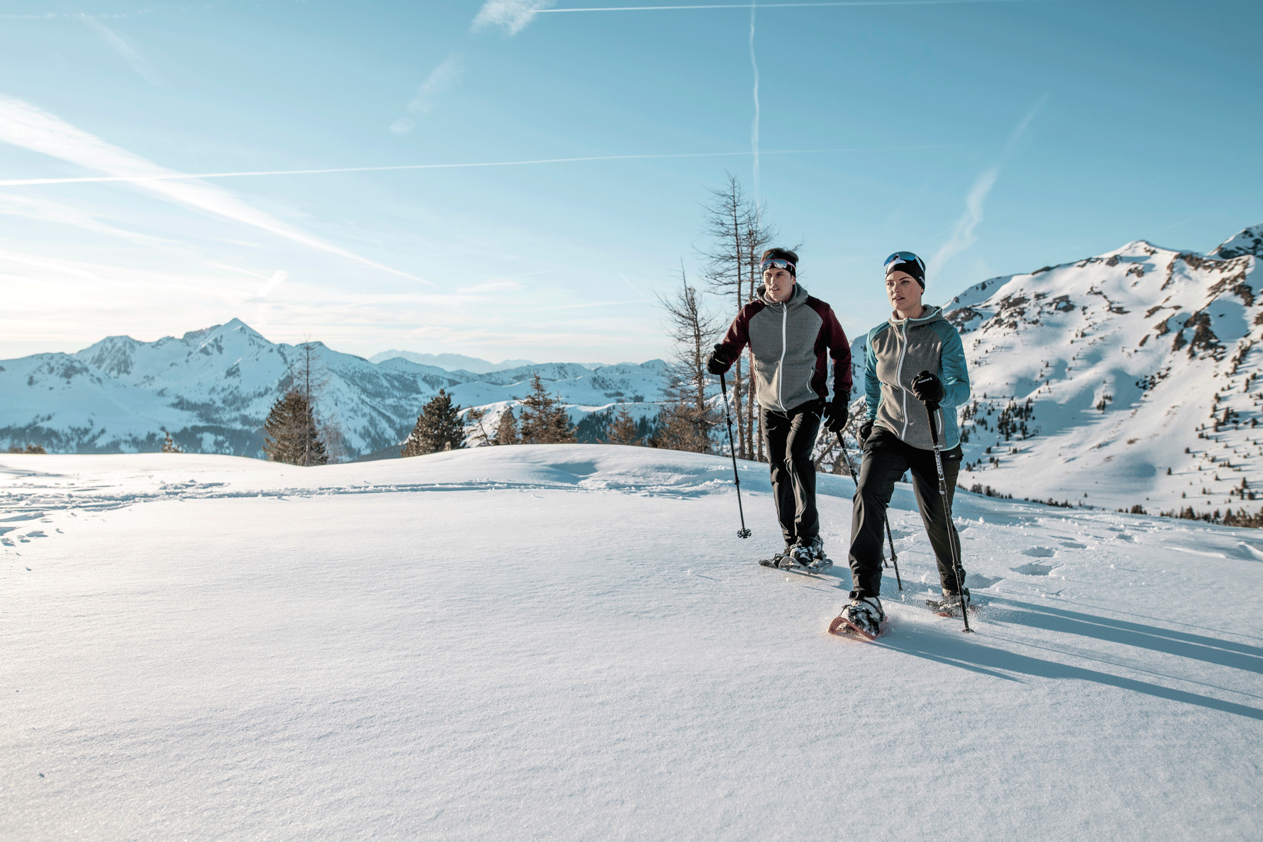 Paar beim Schneeschuhwandern in Österrecih