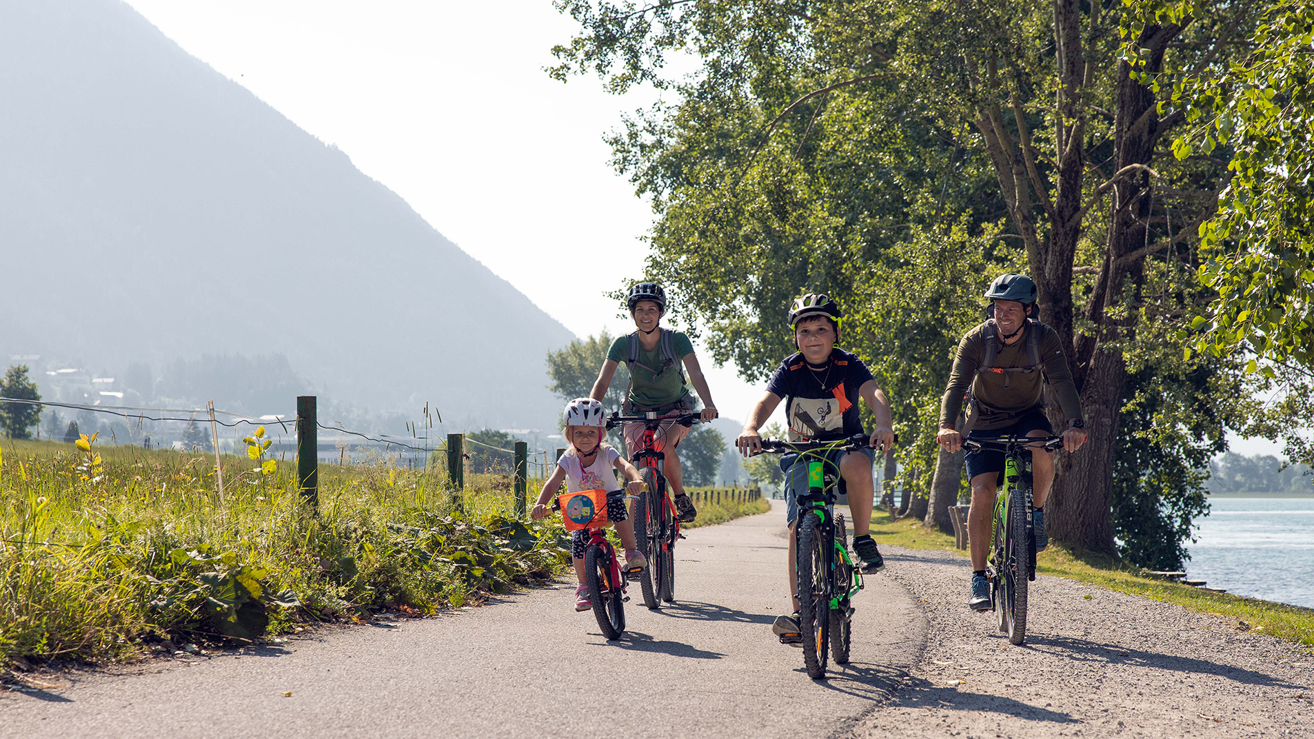 Eine Familie fährt mit ihren Bikes eine gemütliche Tour neben dem schönen Achensee.
