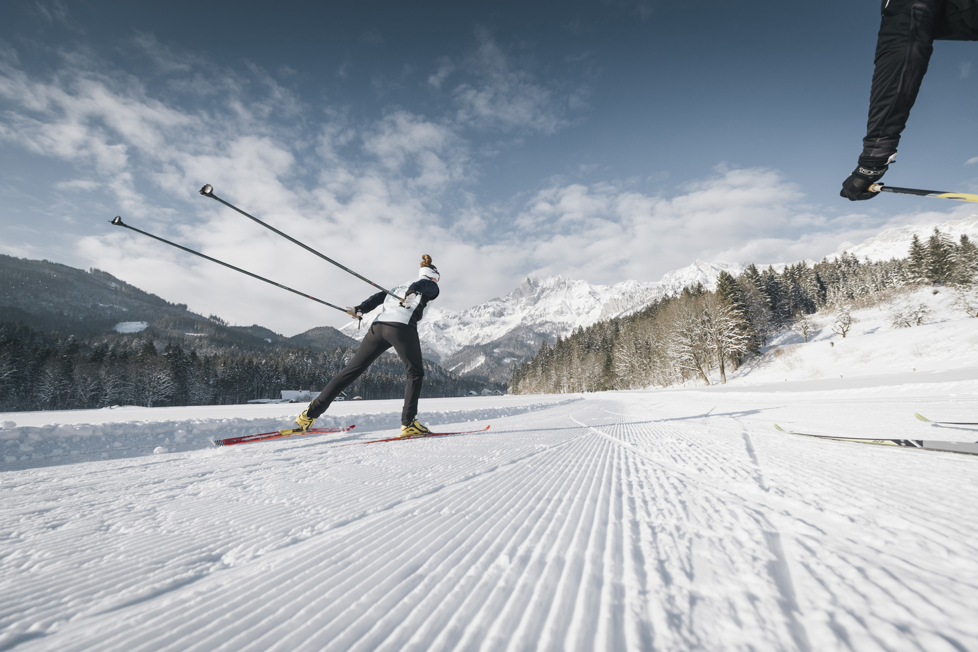 Zwei Skifahrer meistern die Strecke mit ihren Skating-Skiern.