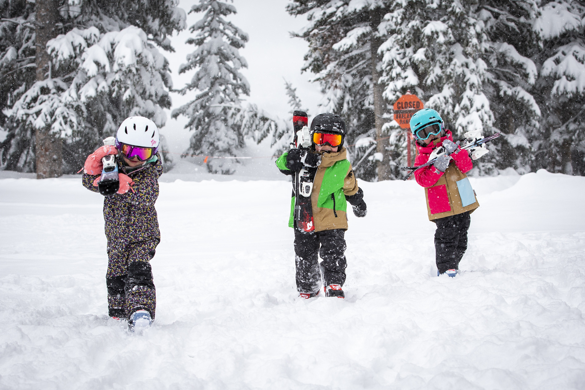 kinder mit ski