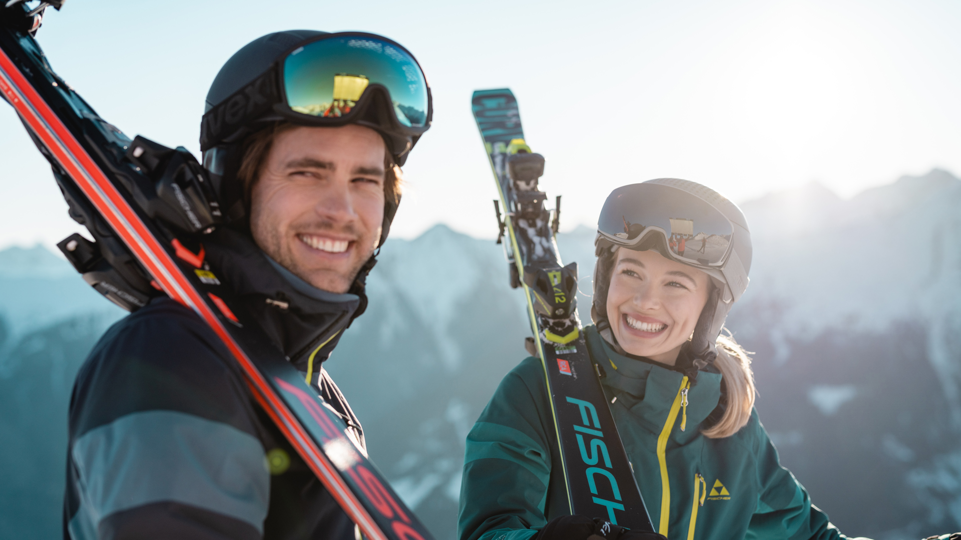 Pärchen am Weg zur Skipiste